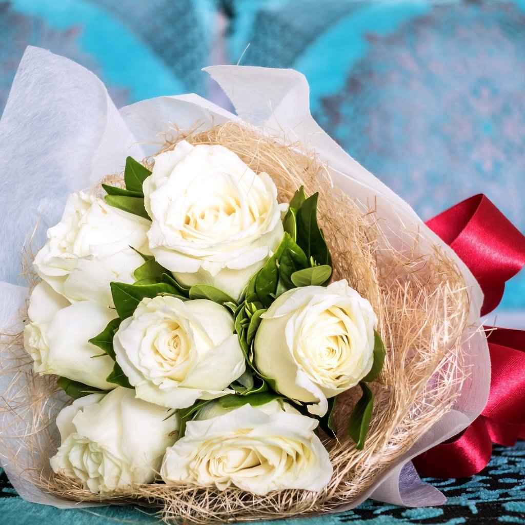 Букет красивых белых роз упакованных красиво