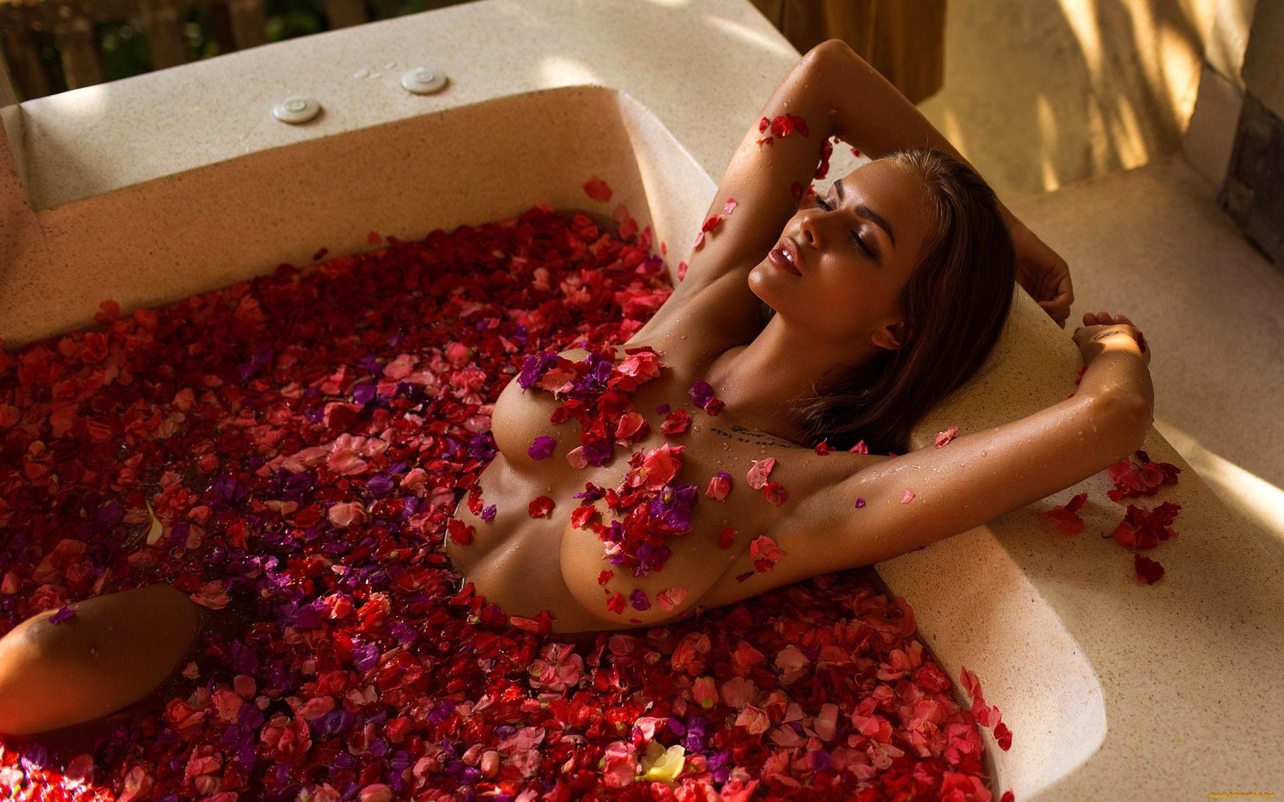 Розы без цензуры. Вика Одинцова в ванне. Ванна с лепестками роз. Девушка в ванне с лепестками роз.