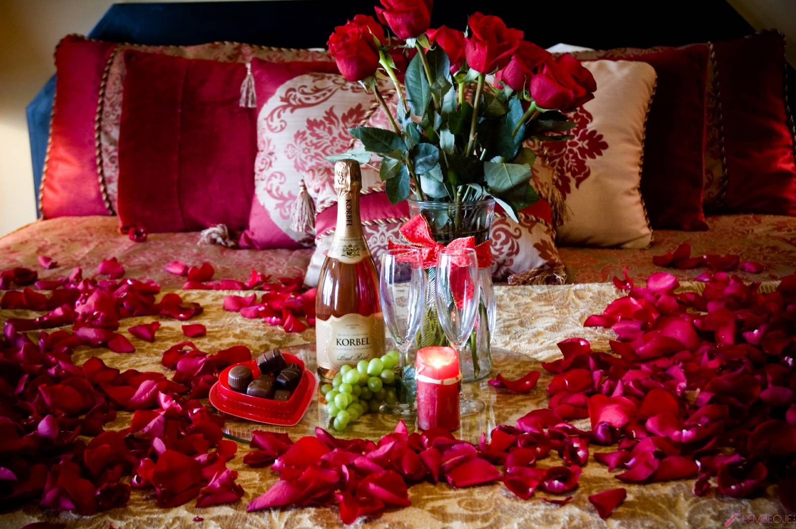 розы букеты шикарные на кровати романтик фото