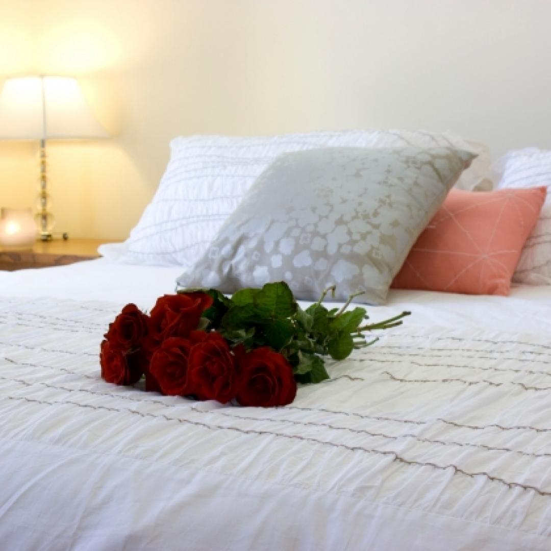 цветы на кровати в отеле