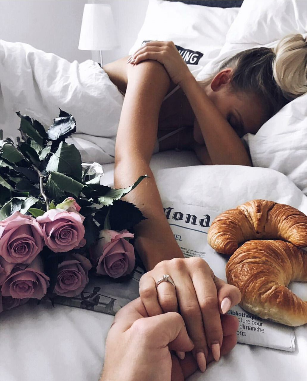 Цветы в постель. Цветы в постели утром. Цветы пастелью. Кофе с цветами в постель.
