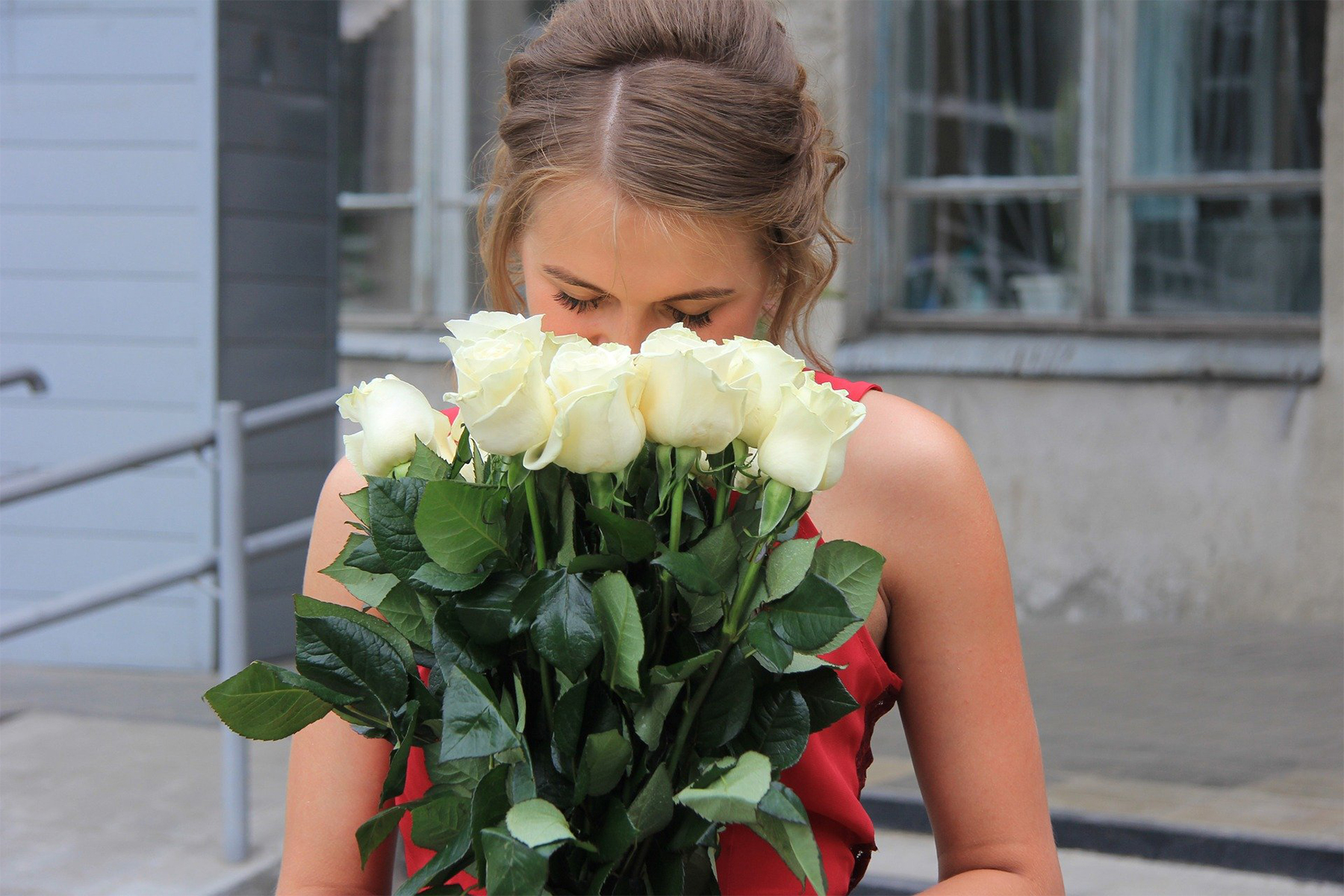 Девушка с белыми розами