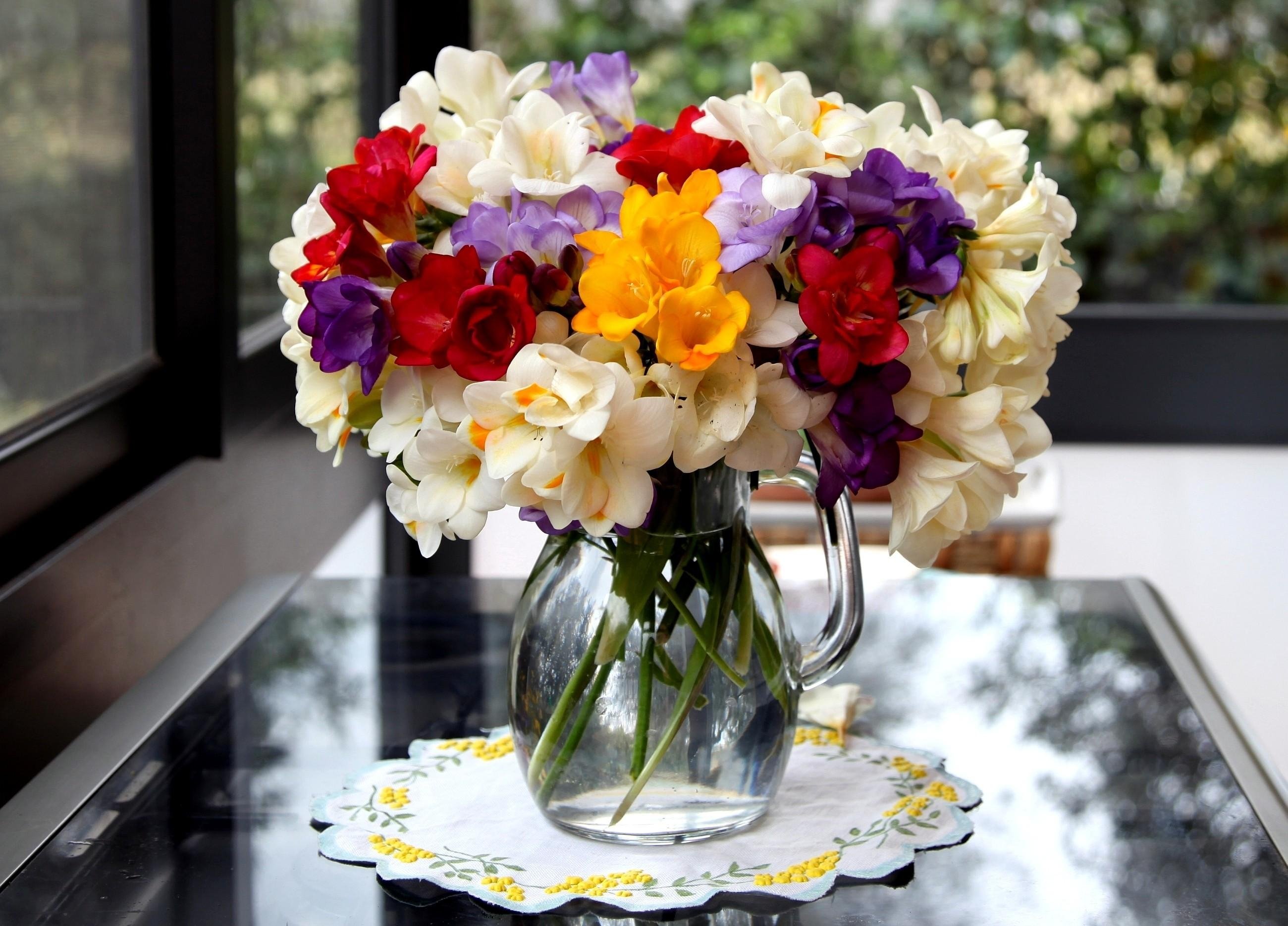 Картинка с цветами на столе. Фрезии цветы. Фрезия цветок букет. Фрезия (Freesia).