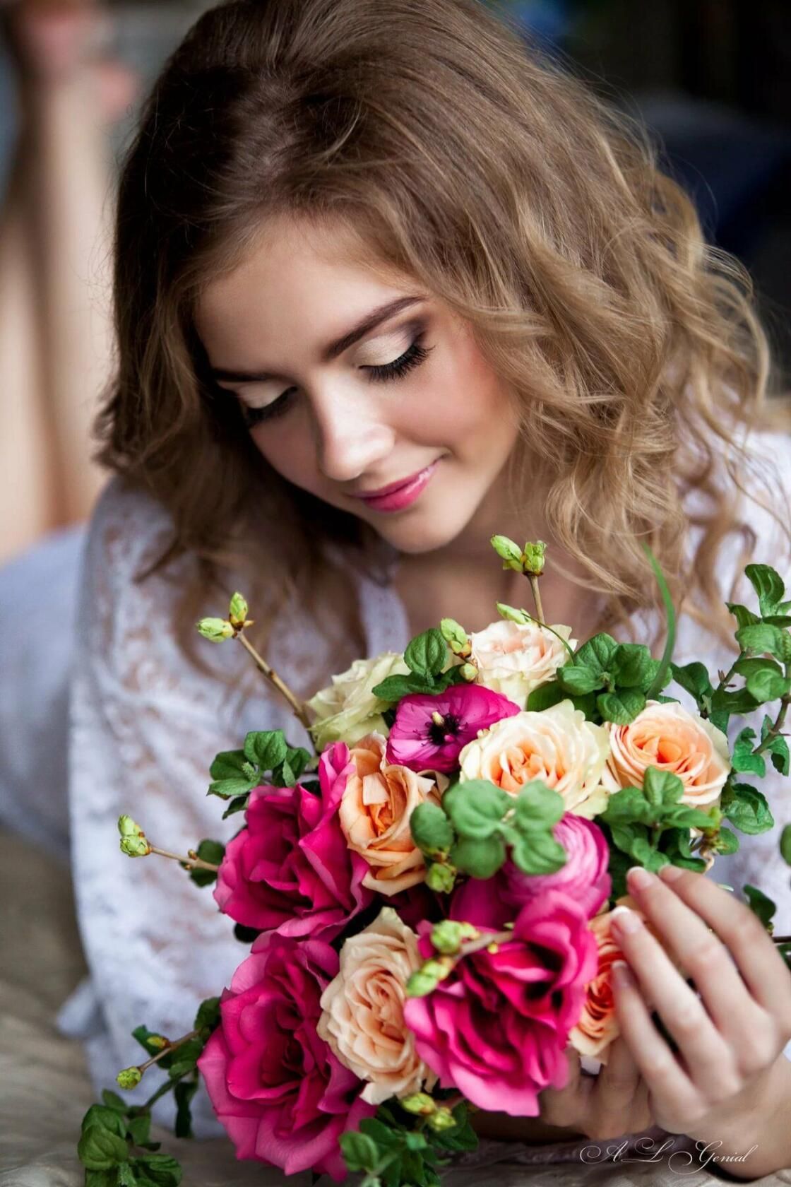 Красивые фото девушек с букетами цветов