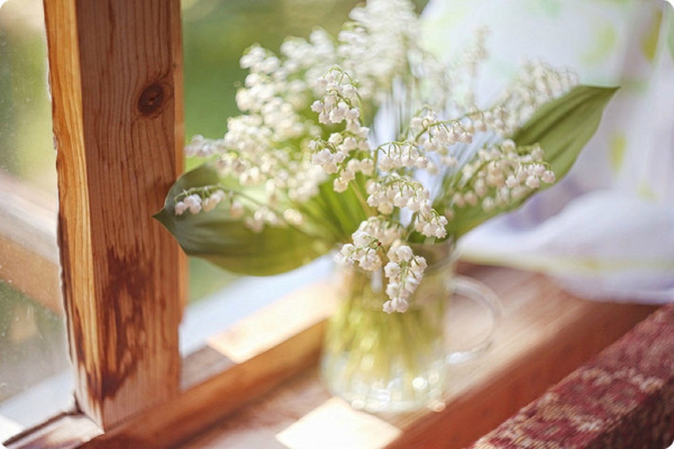 Теплая ласковая весенняя. Нежный весенний букет. Весенние цветы на окне. Весенние цветы Ландыши. Нежный букет ландышей.