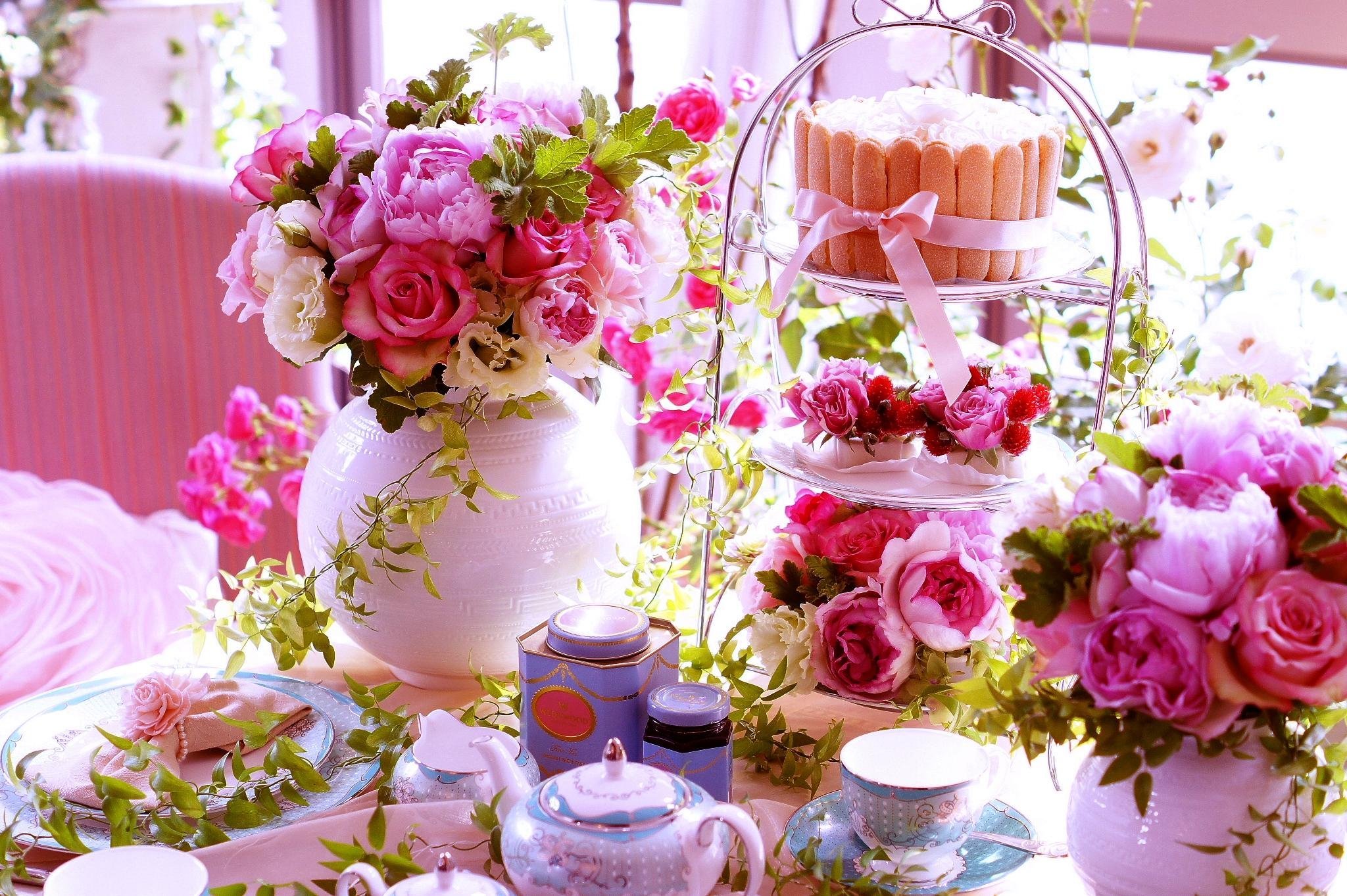 Картинка с цветами на столе. Красивые цветы и торт. Утренние цветы. Нежная Цветочная композиция. Цветы на столе.