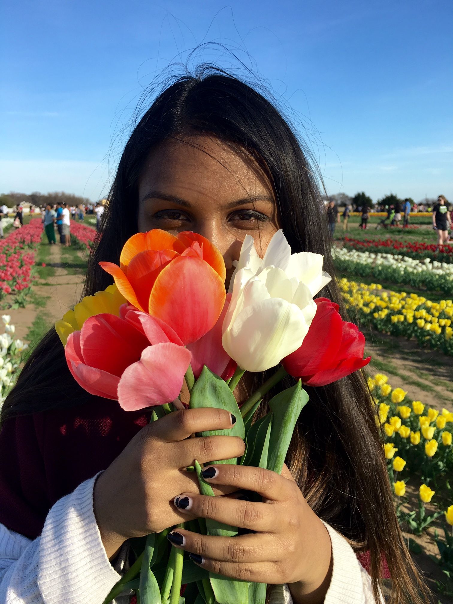 Фото с тюльпанами на улице. Селфи с тюльпанами. Селфи с цветами. Селфи с тюльпанами девушка. Девушка с букетом тюльпанов.