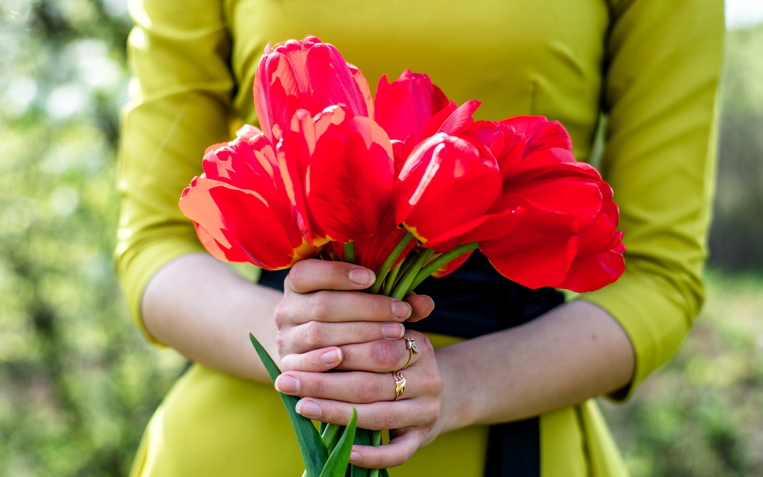 Можно дарить 1 тюльпан. Цветок на руку.. Букет цветов для девушки. Букет тюльпанов. Букет тюльпанов в руках.