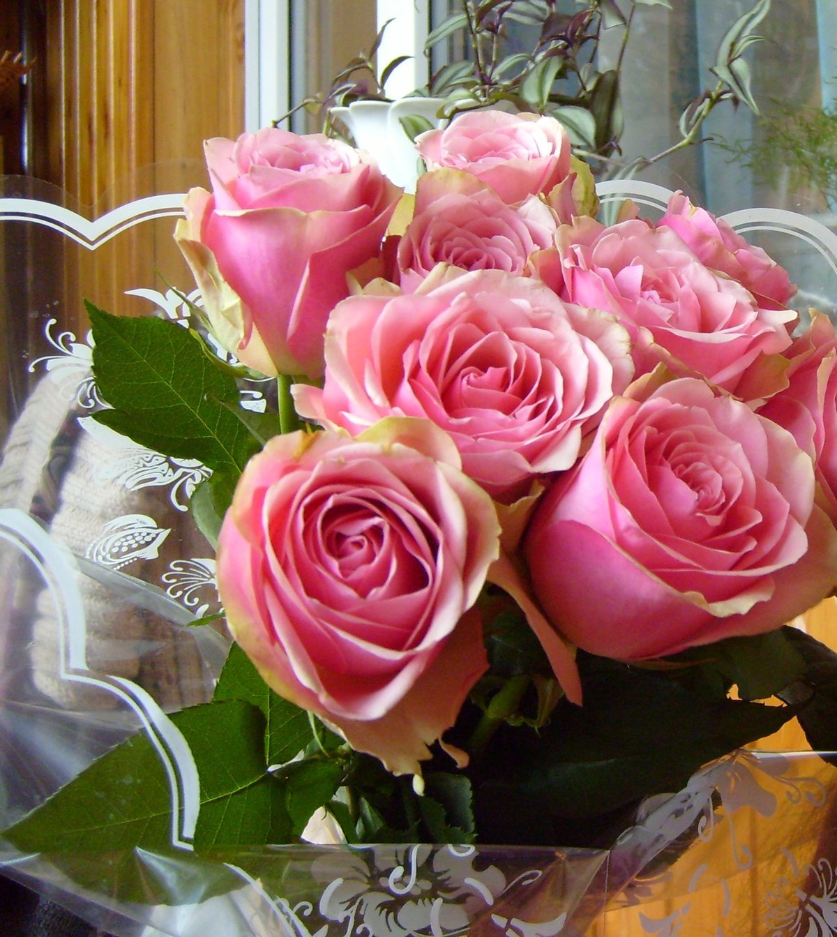 Дом розочка. Розовые розы. Букет розовых роз. Розы на столе дома. Букет роз дома.
