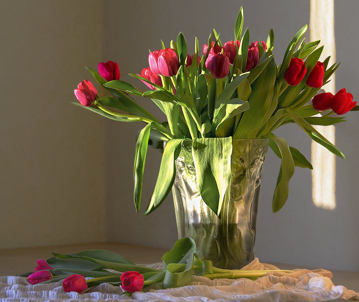 Тюльпаны на столе дома реальные фото