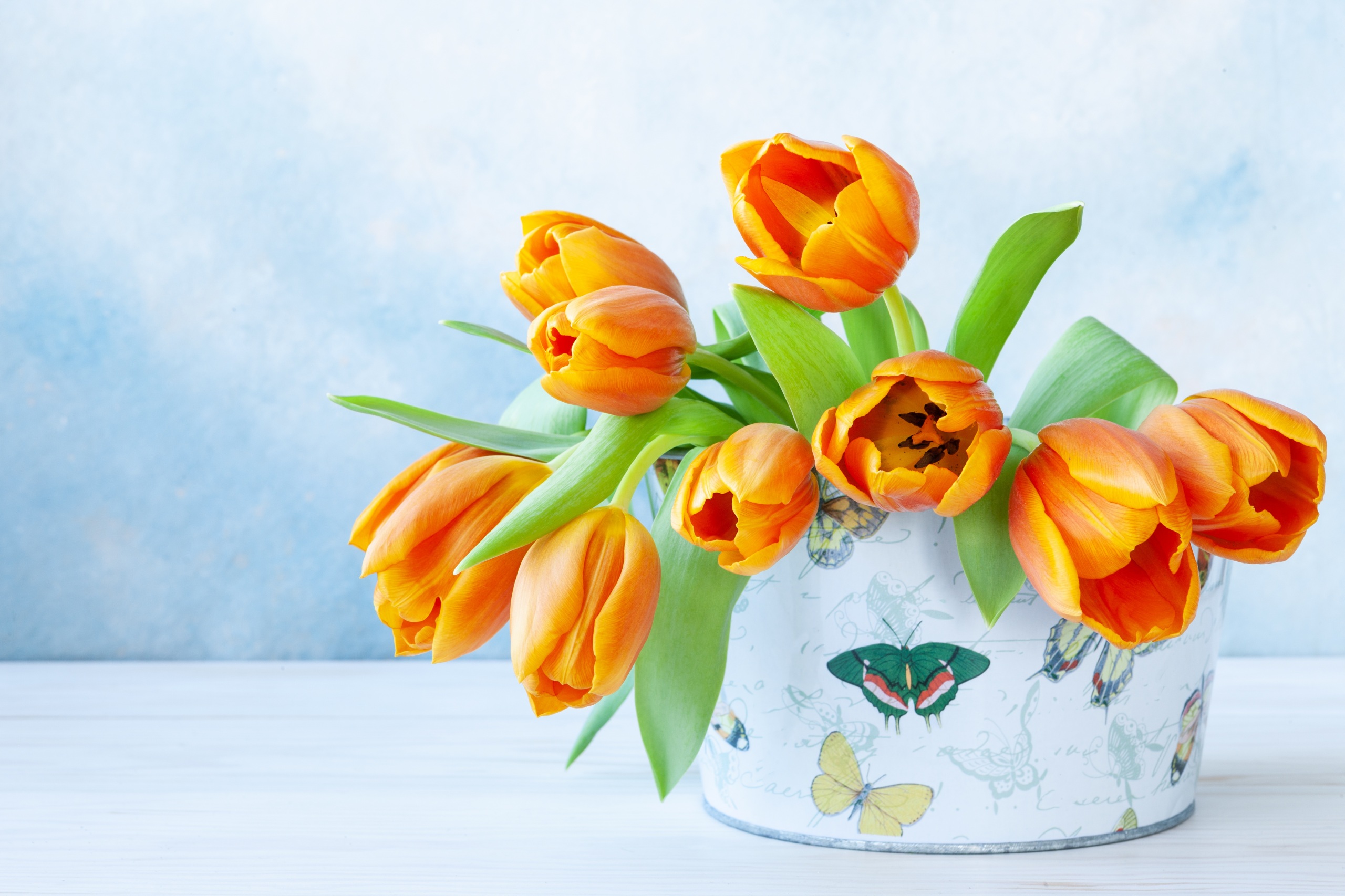 Оранжевые тюльпаны в вазе