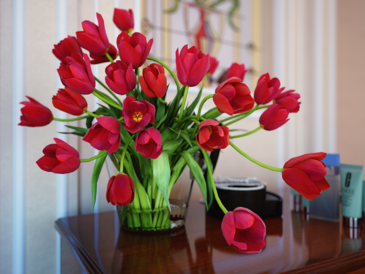 Яркие тюльпаны в вазе