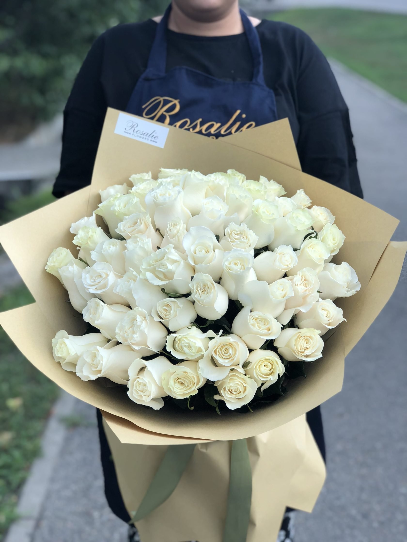 Фото букет белых роз в руках