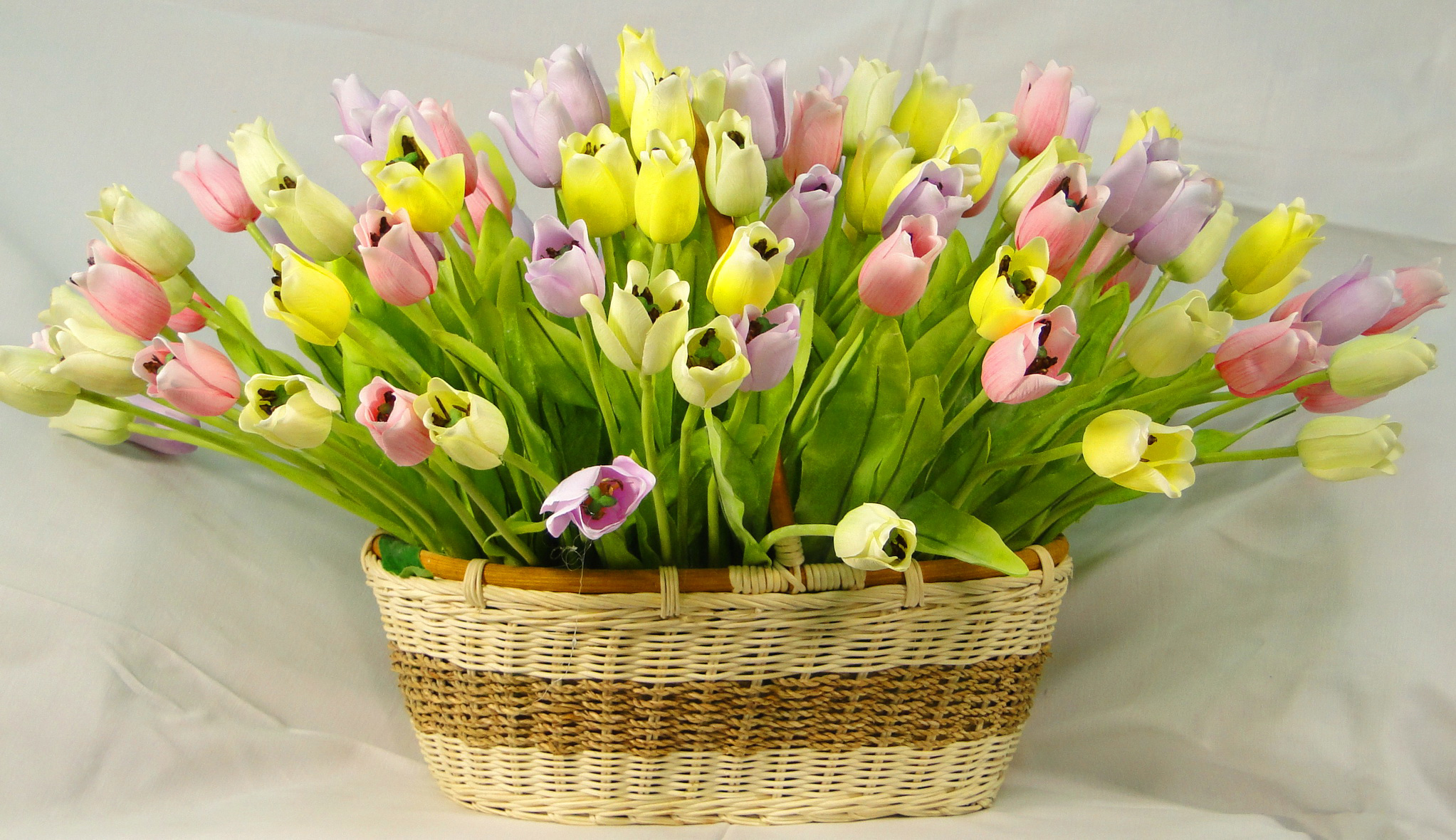 Открытки букеты тюльпанов красивые. Огромный букет тюльпанов. Весенний букет. Букет весенних цветов. Корзинка с тюльпанами.