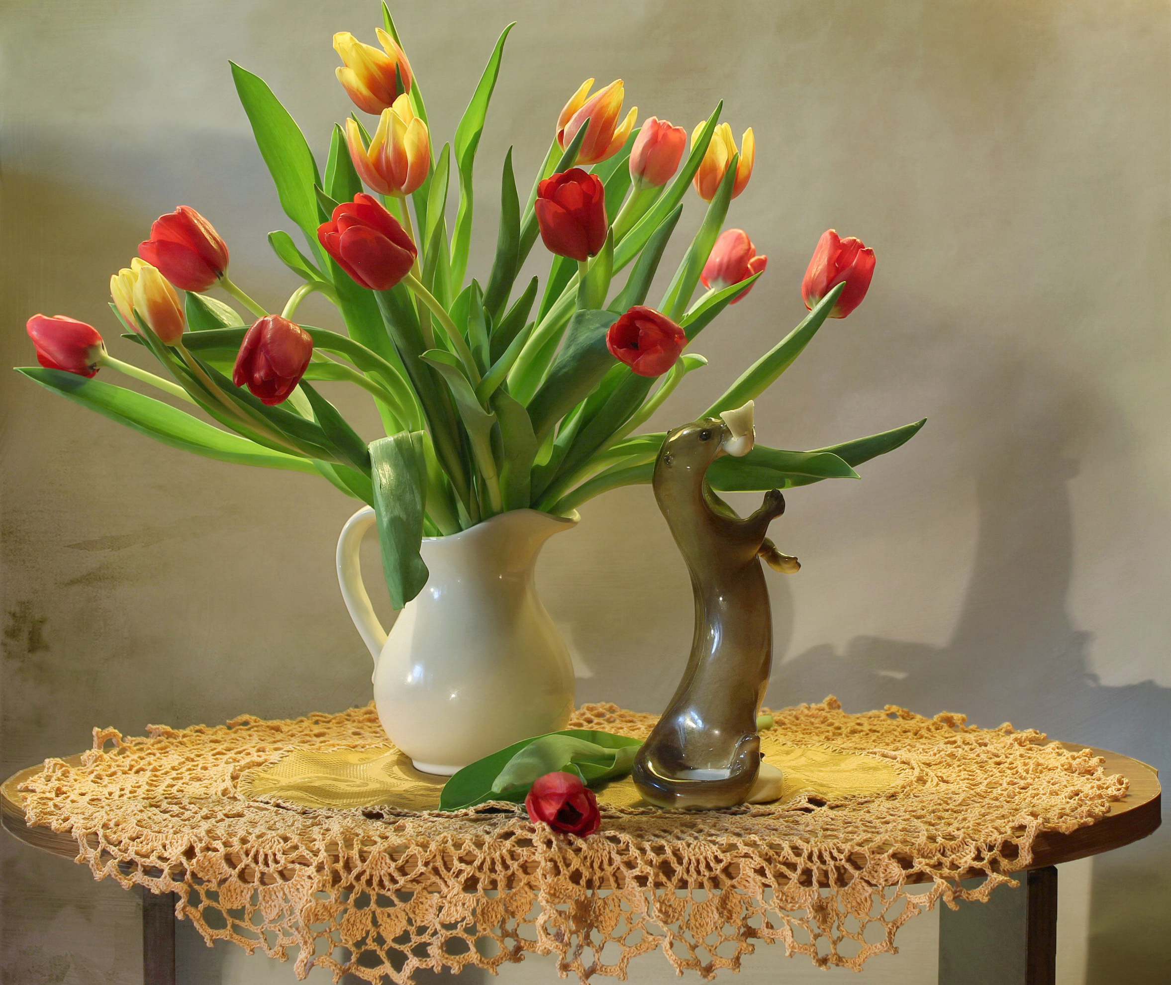 Фото тюльпаны в вазе на столе. Тюльпаны в вазе. Букет тюльпанов в вазе. Вазы для тюльпанов. Ваза с тюльпанами.