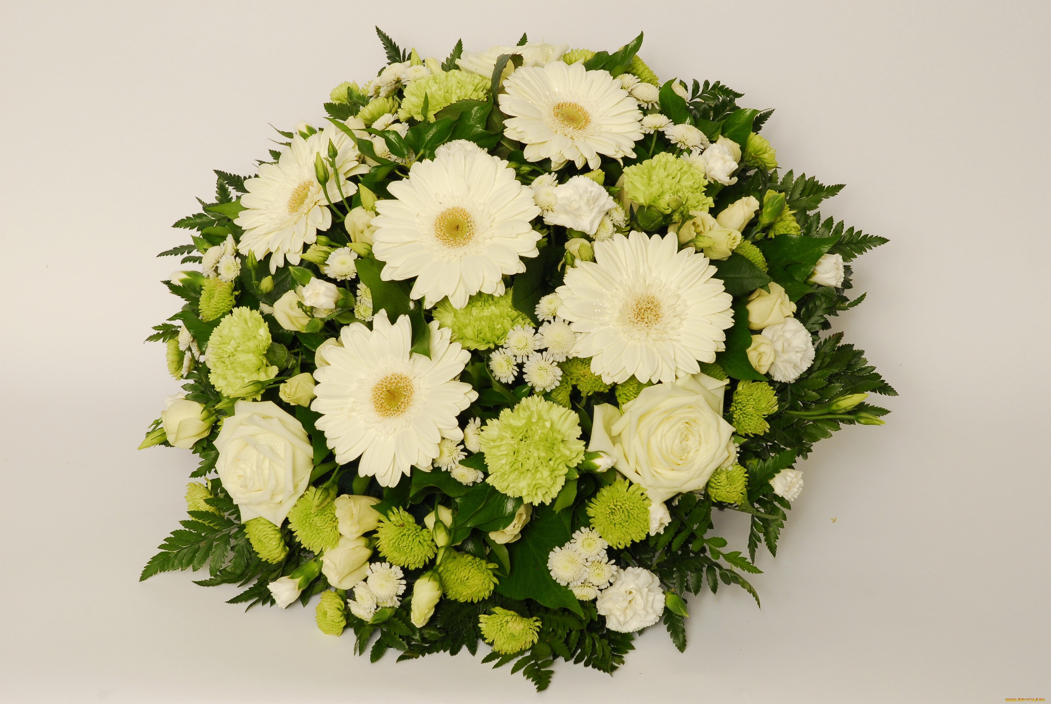 Букет цветов хризантемы белые и герберы