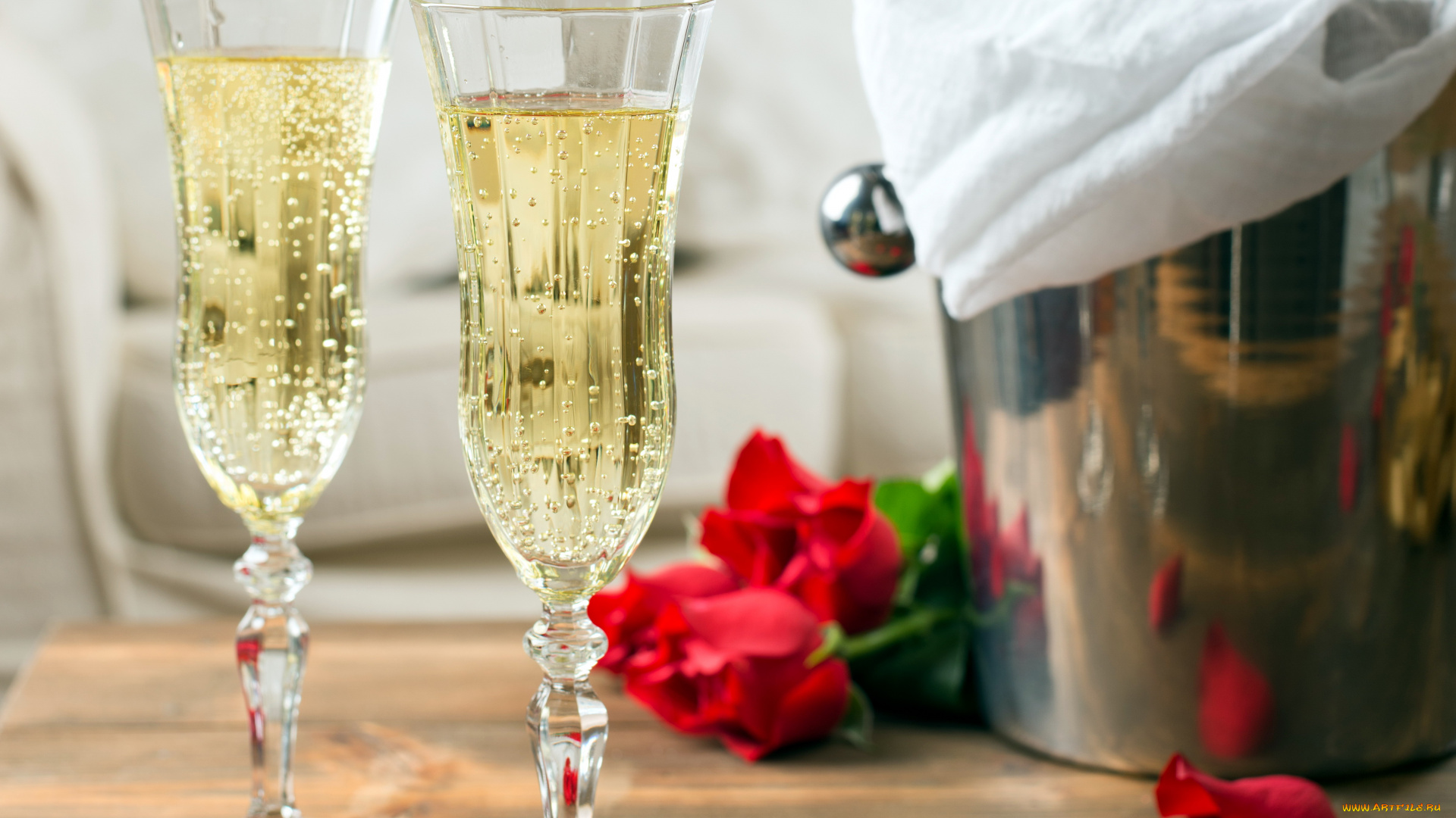 Сколько глав в шампанское и розы. Шампанское. Шампанское и розы. Бокал шампанского с цветами. Шампанское в красивых бокалах.