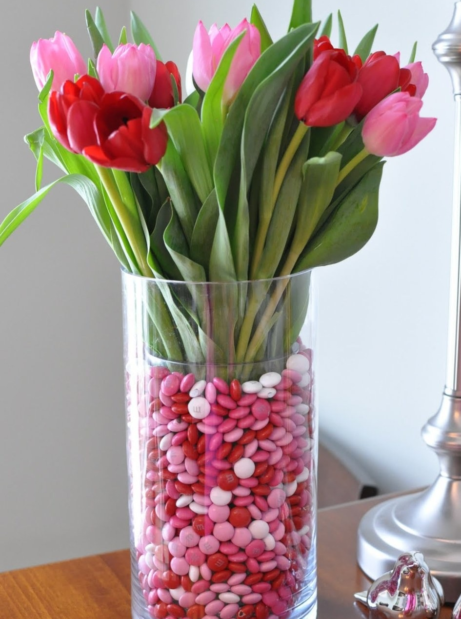 Тюльпаны ставить в холодную или теплую воду. Вазы для тюльпанов. Тюльпаны в стеклянной вазе. Декорирование стеклянной вазы. Тюльпаны в прозрачной вазе.