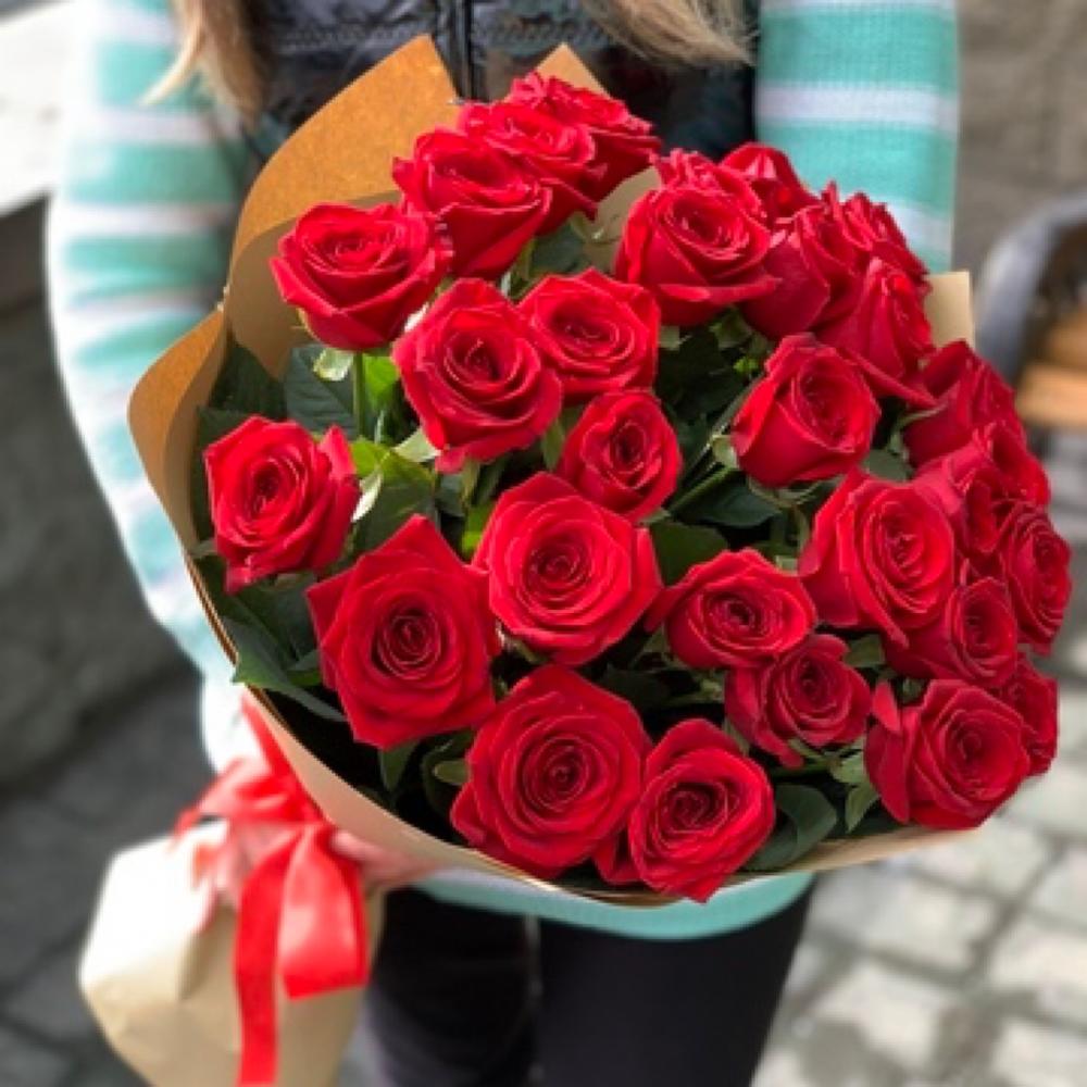 Букет 25 красных роз Рэд Наоми
