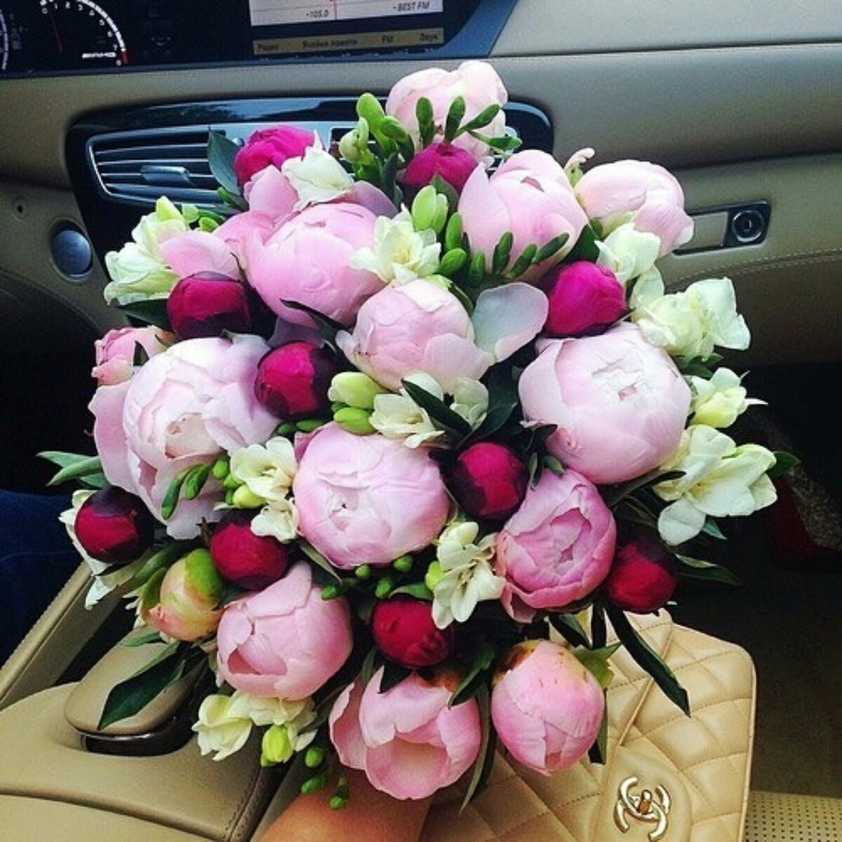 Букет цветов пионы в машине