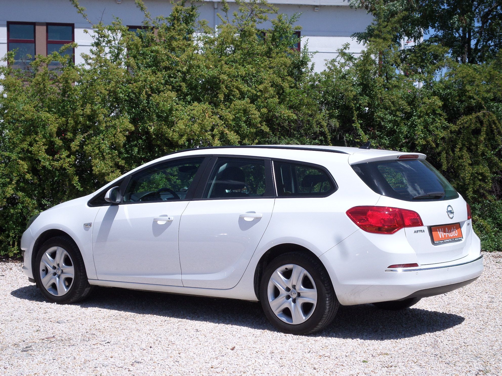 Опель универсал в москве. Opel Astra универсал 2011. Opel Astra j 2011 универсал. Opel Astra h универсал 2011.