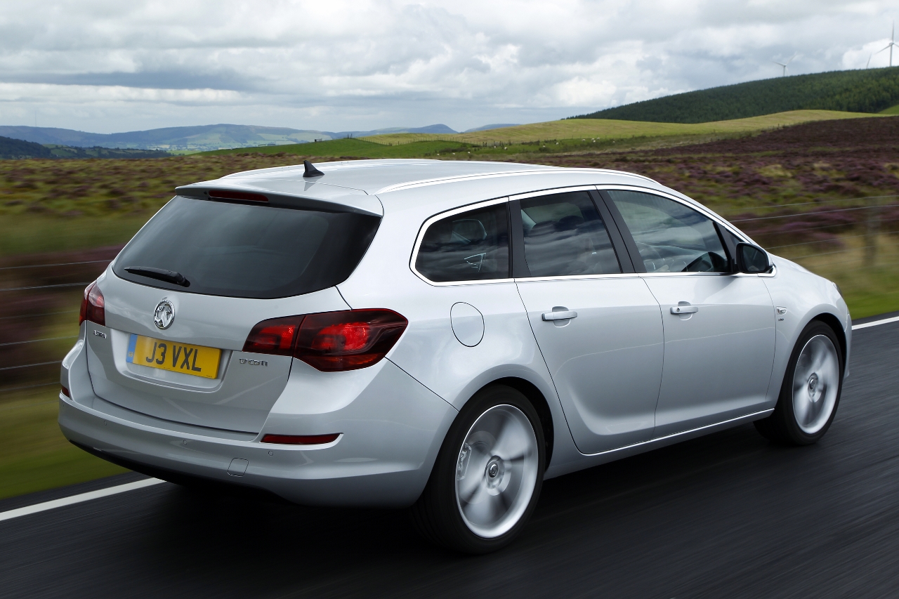 Машина опель универсал. Opel Astra j универсал 2014. Opel Astra j универсал. Opel Astra j 2015 универсал. Opel Astra Sports Tourer 2015.
