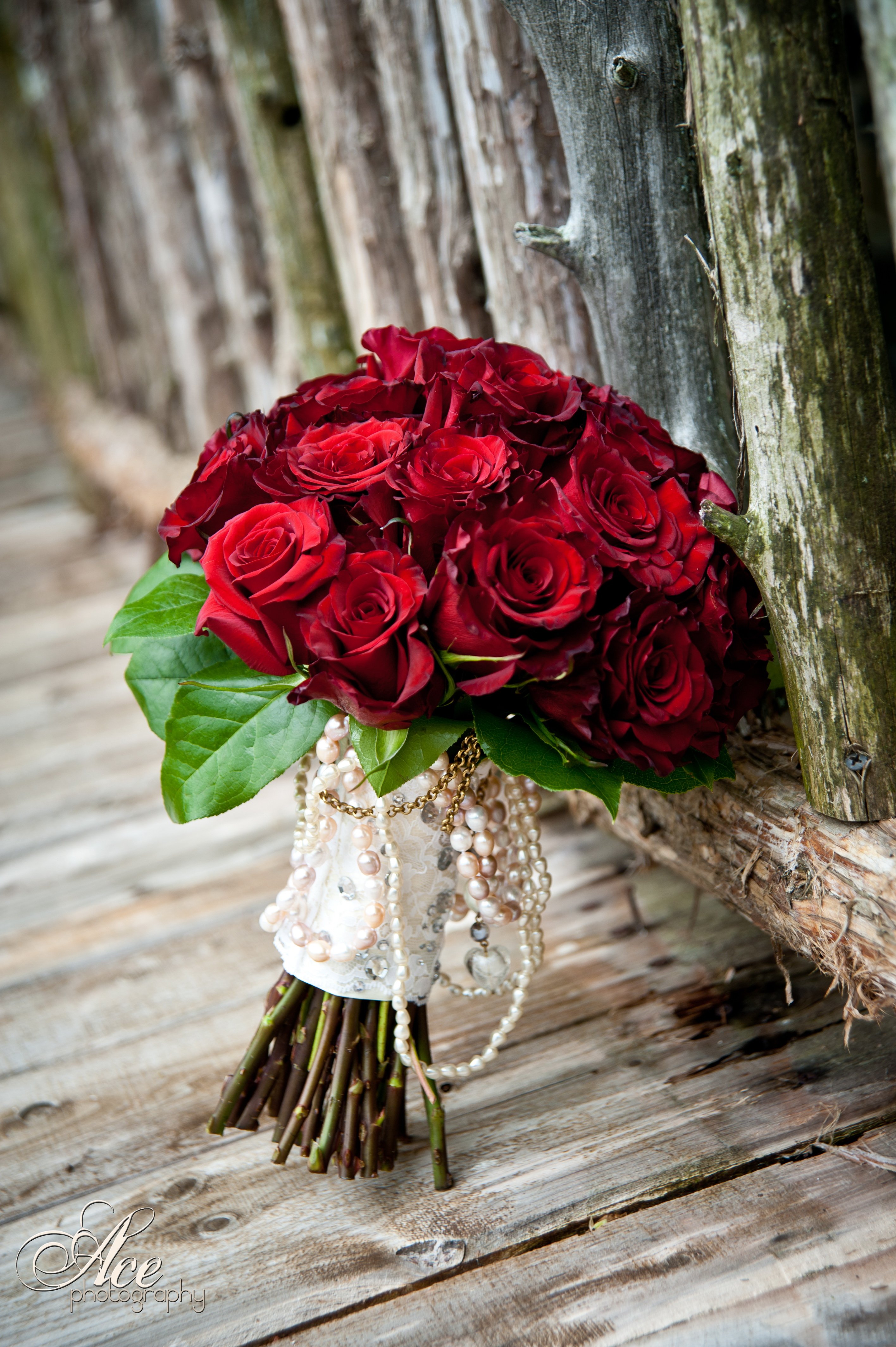 Букет невесты розы бордо