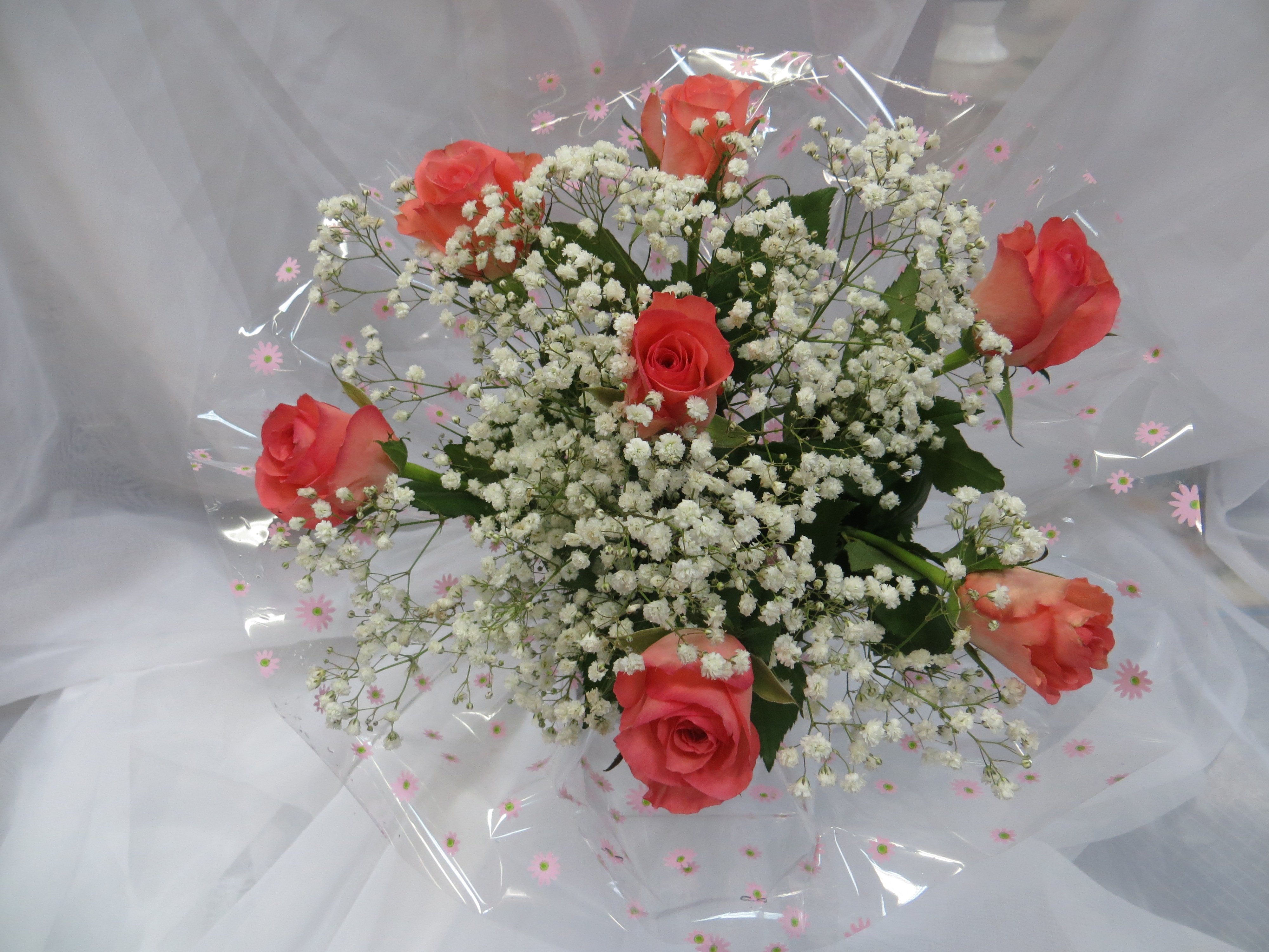 Гипсофила с розами в букете фото