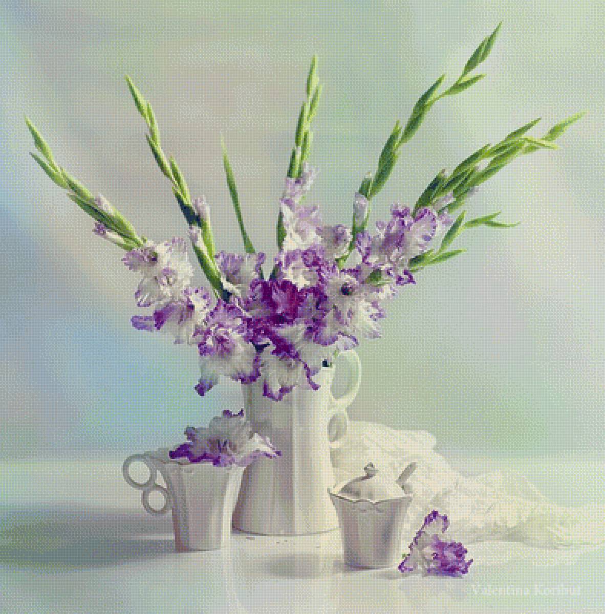 Открытки с гладиолусами. Фотонатюрморты Валентины Корибут. Цветы в вазе. Букеты в вазах. Фиолетовые цветы в вазе.