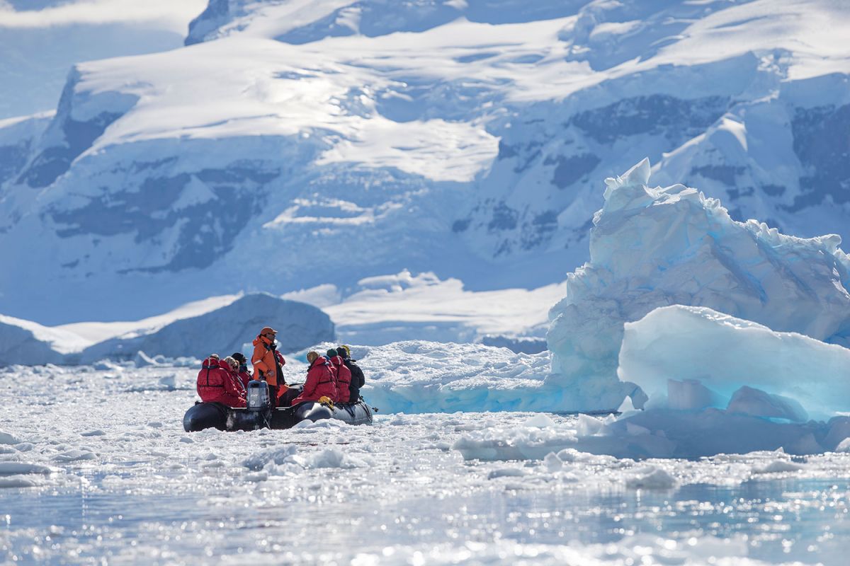 Самая низкая температура воздуха в антарктиде. Чилийская Антарктика. Экспедиция в Антарктиду. Туристы в Антарктиде. Антарктический полуостров.
