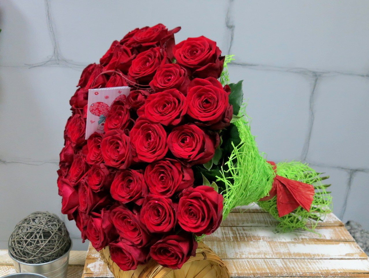 Купить розы в новосибирске недорого. Букет красных роз. Букет из красных роз.