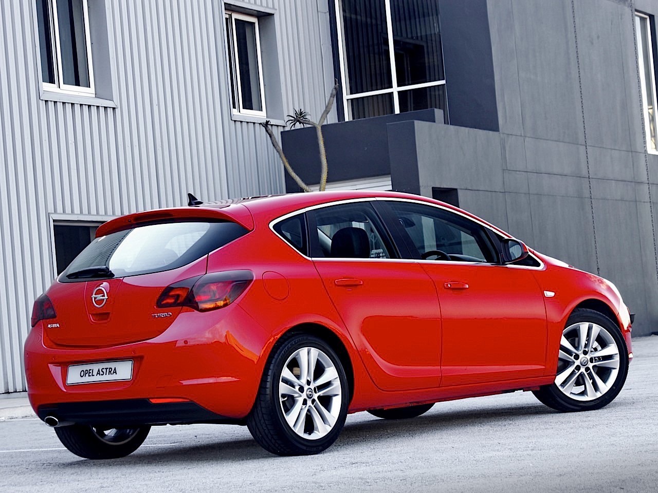 Купить в твери хэтчбек. Opel Astra Hatchback 2010.