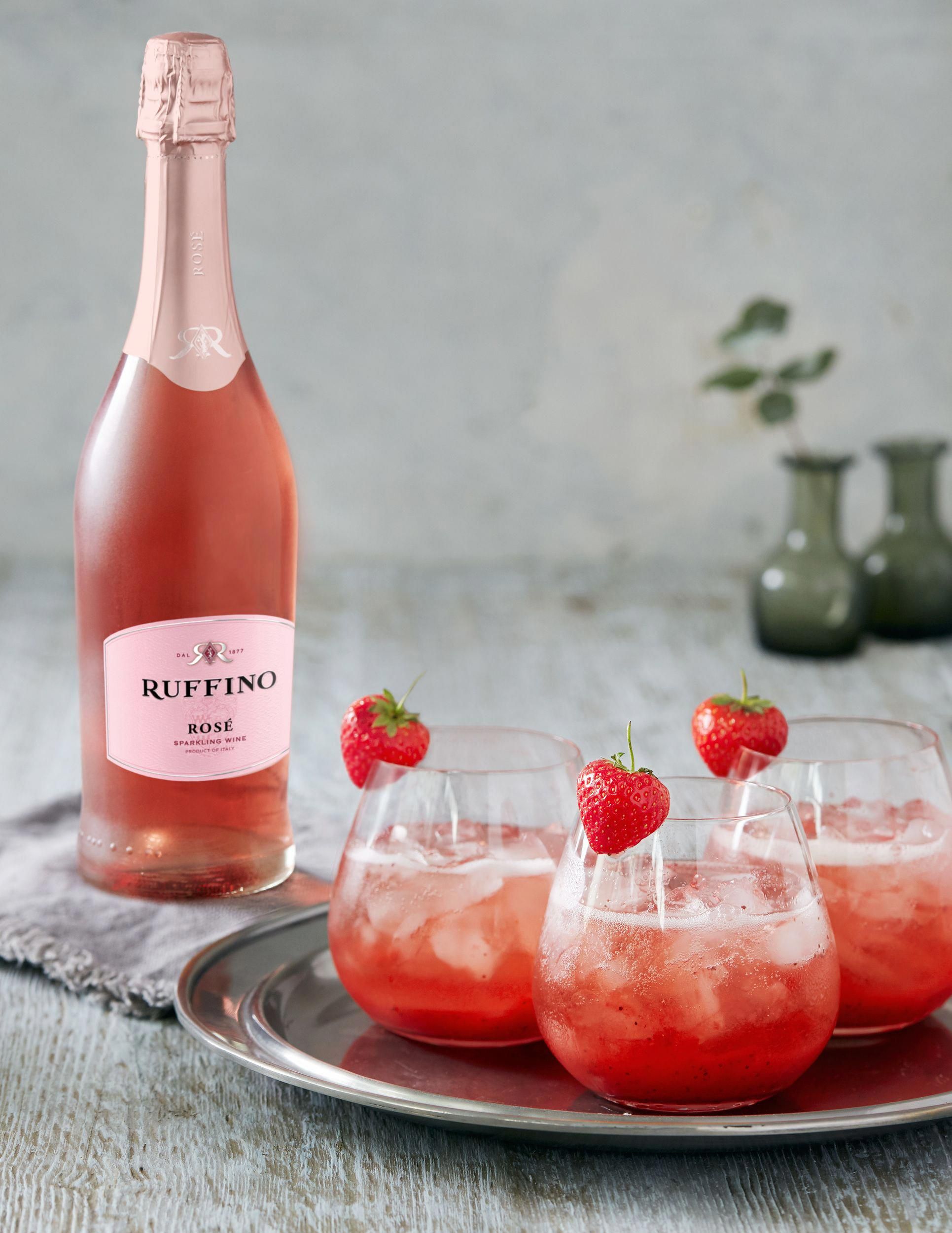 Розовые вина кб. Rose Wine вино. Розовые вина. Розовое шампанское. Розовое вино Розе.