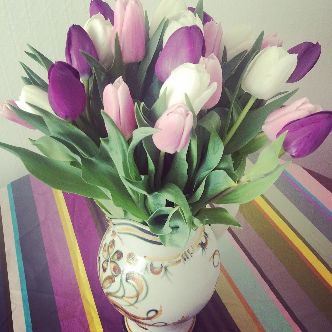 Фиолетовые тюльпаны в вазе