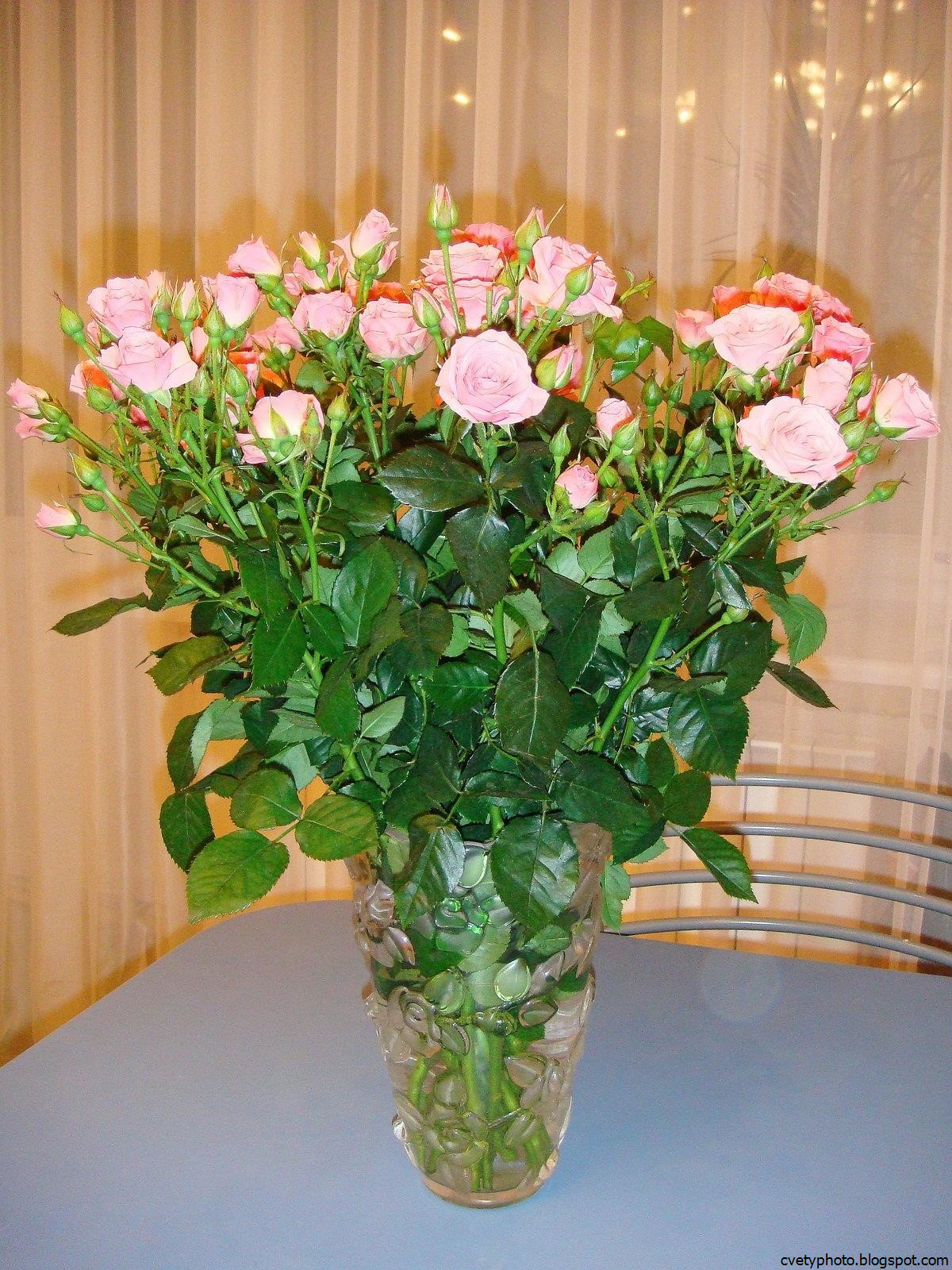 Фото букет роз в вазе дома фото