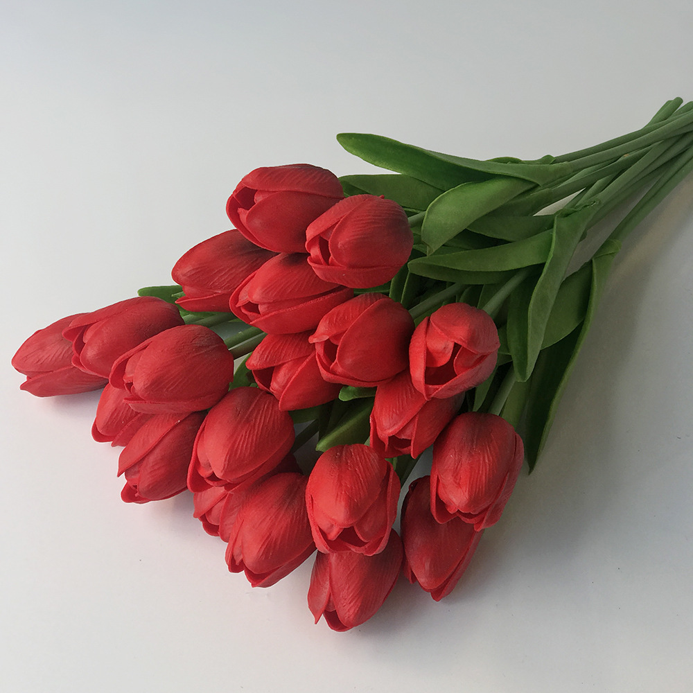 Красивый букет красных тюльпанов