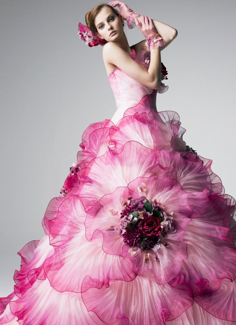 Девушка в платье из цветка