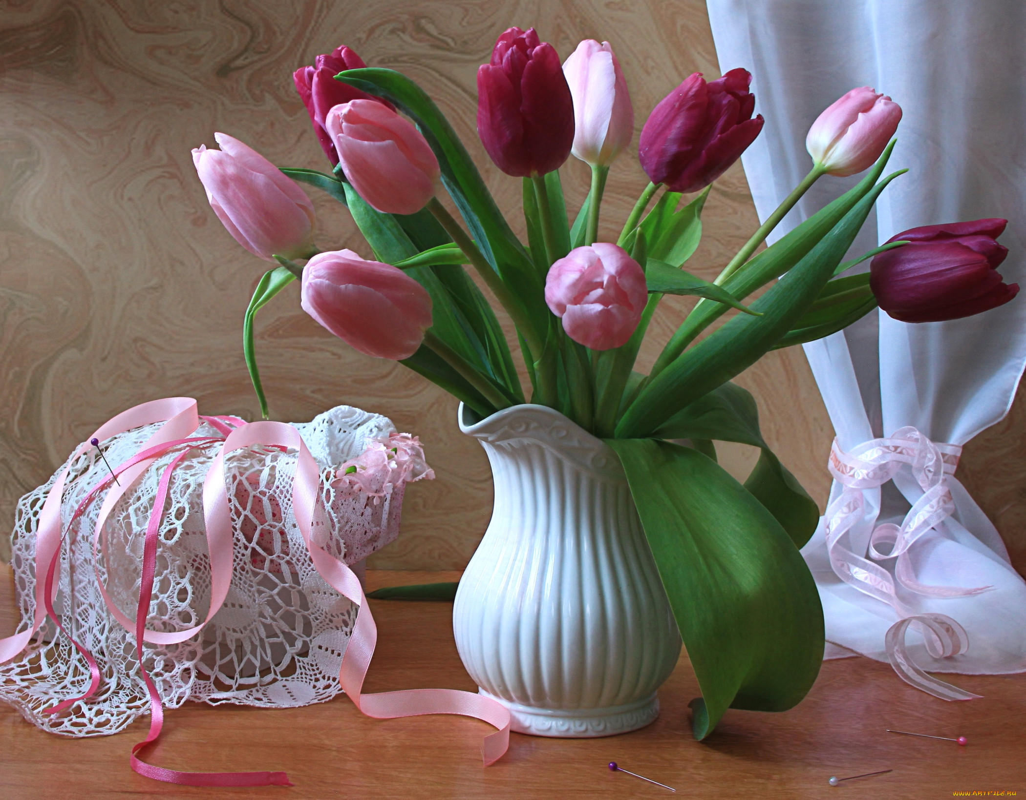 Тюльпаны поменяли цвет в вазе