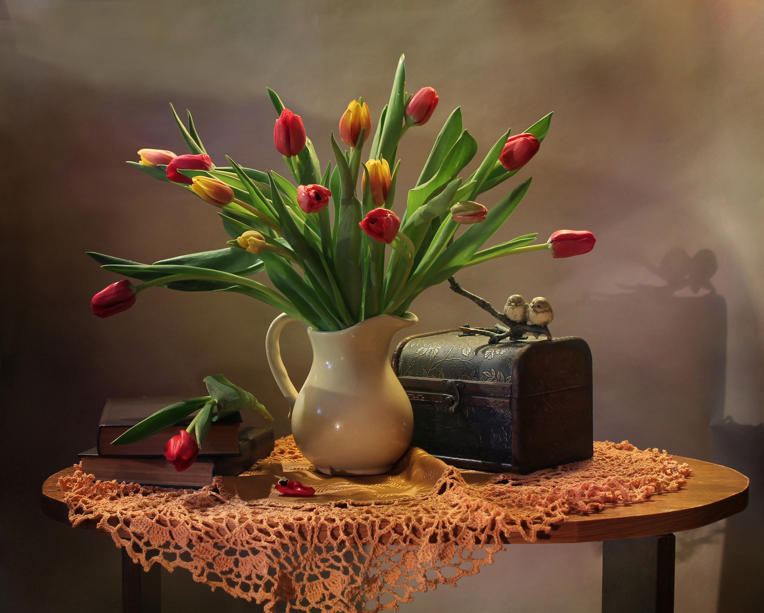 Фото тюльпаны в вазе на столе. Тюльпаны в вазе. Ваза на столе. Букет тюльпанов в вазе. Ваза с тюльпанами.