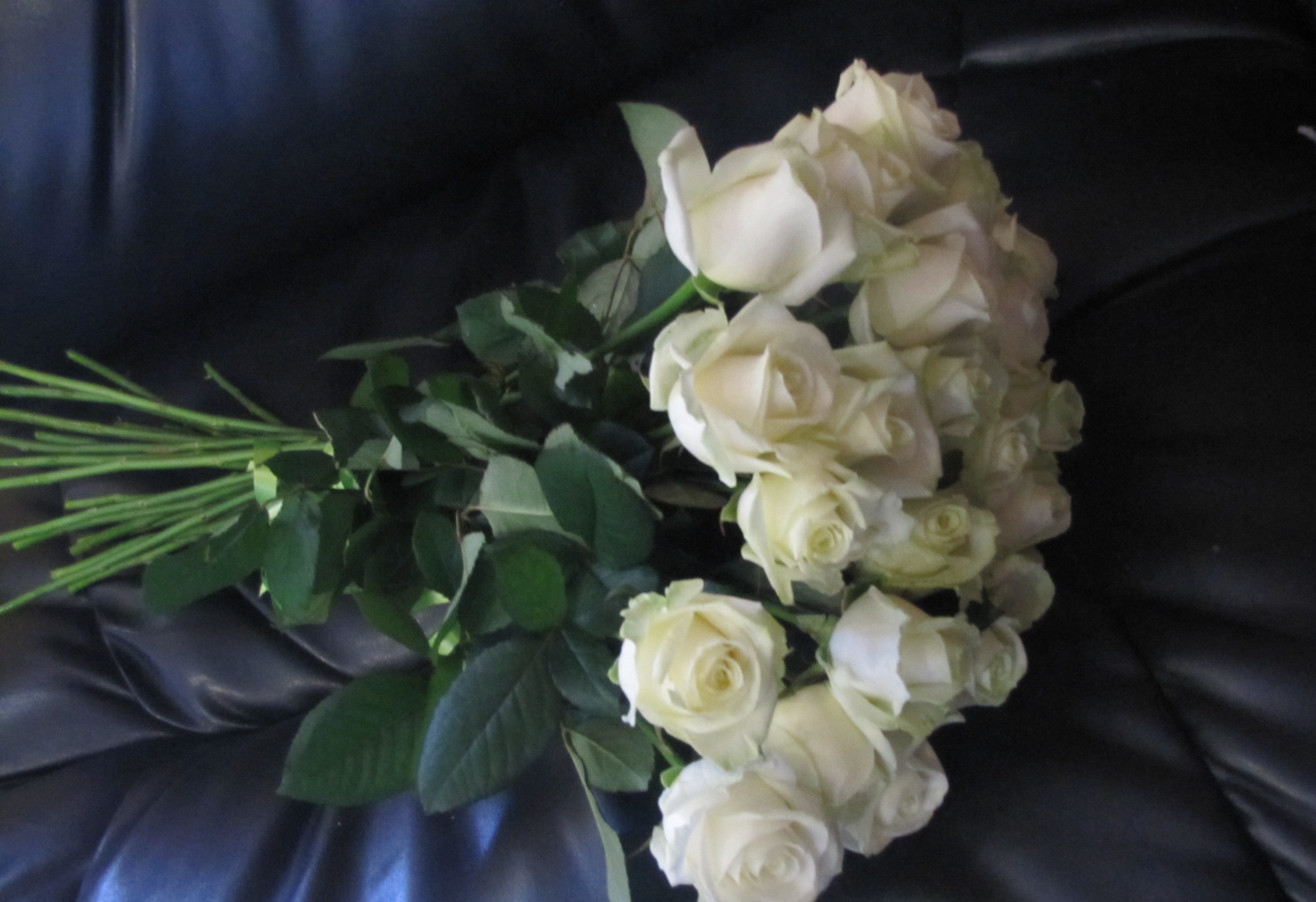 Букет из 23 белых роз