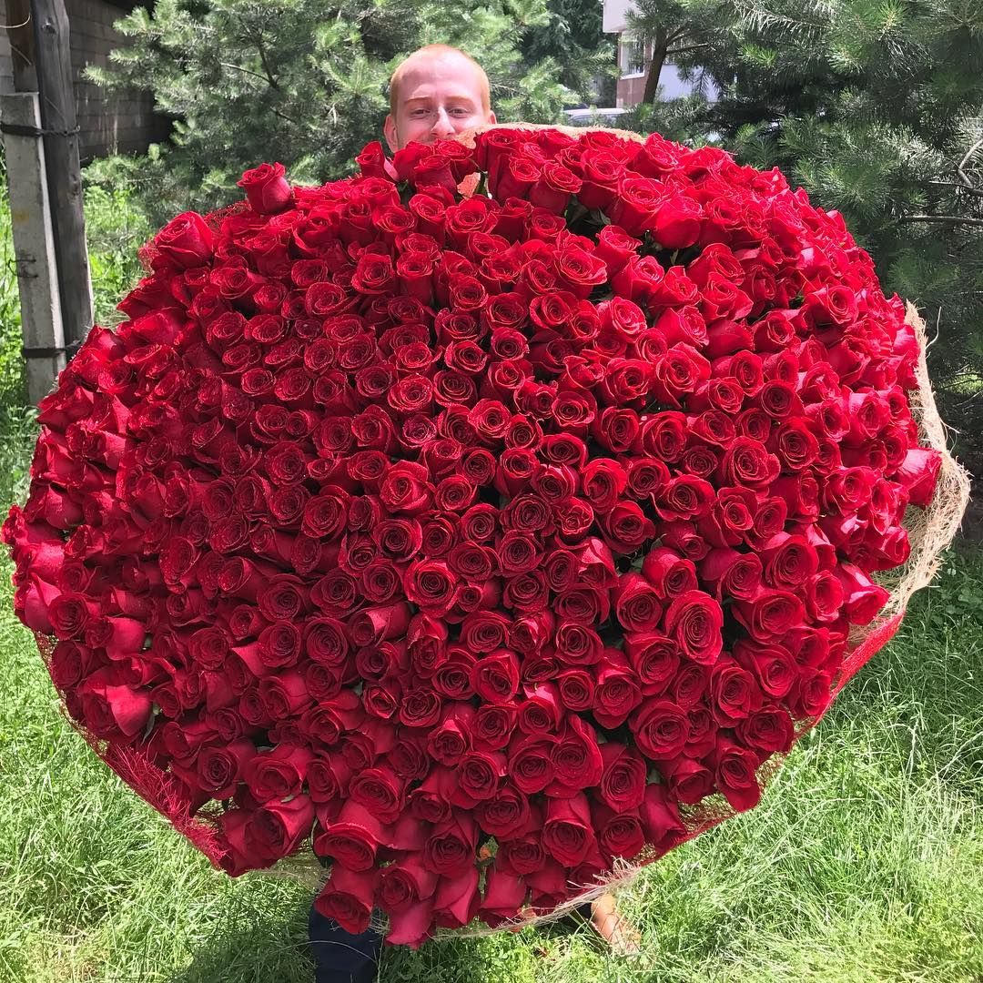 Букет роз огромный