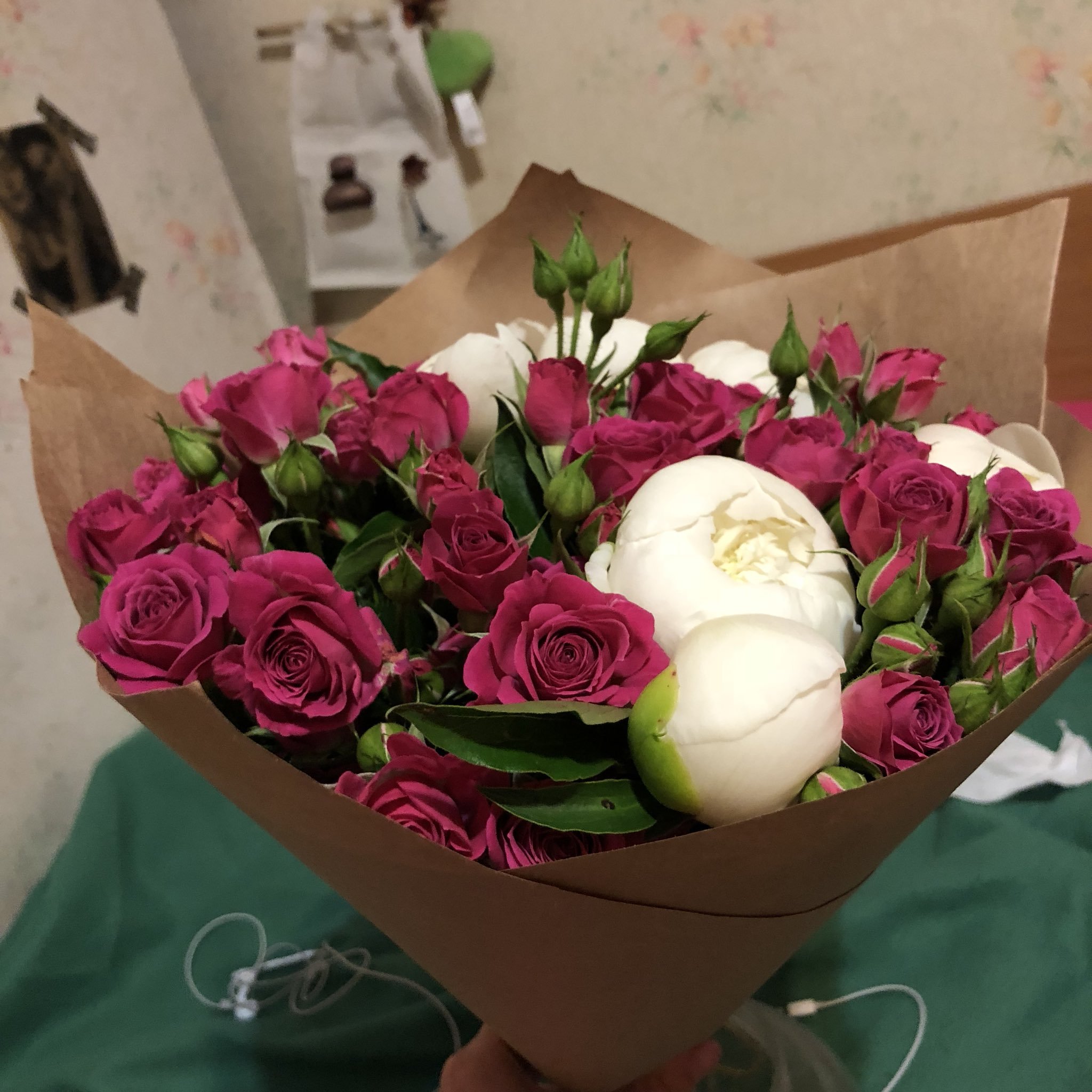 Букет роз на столе фото
