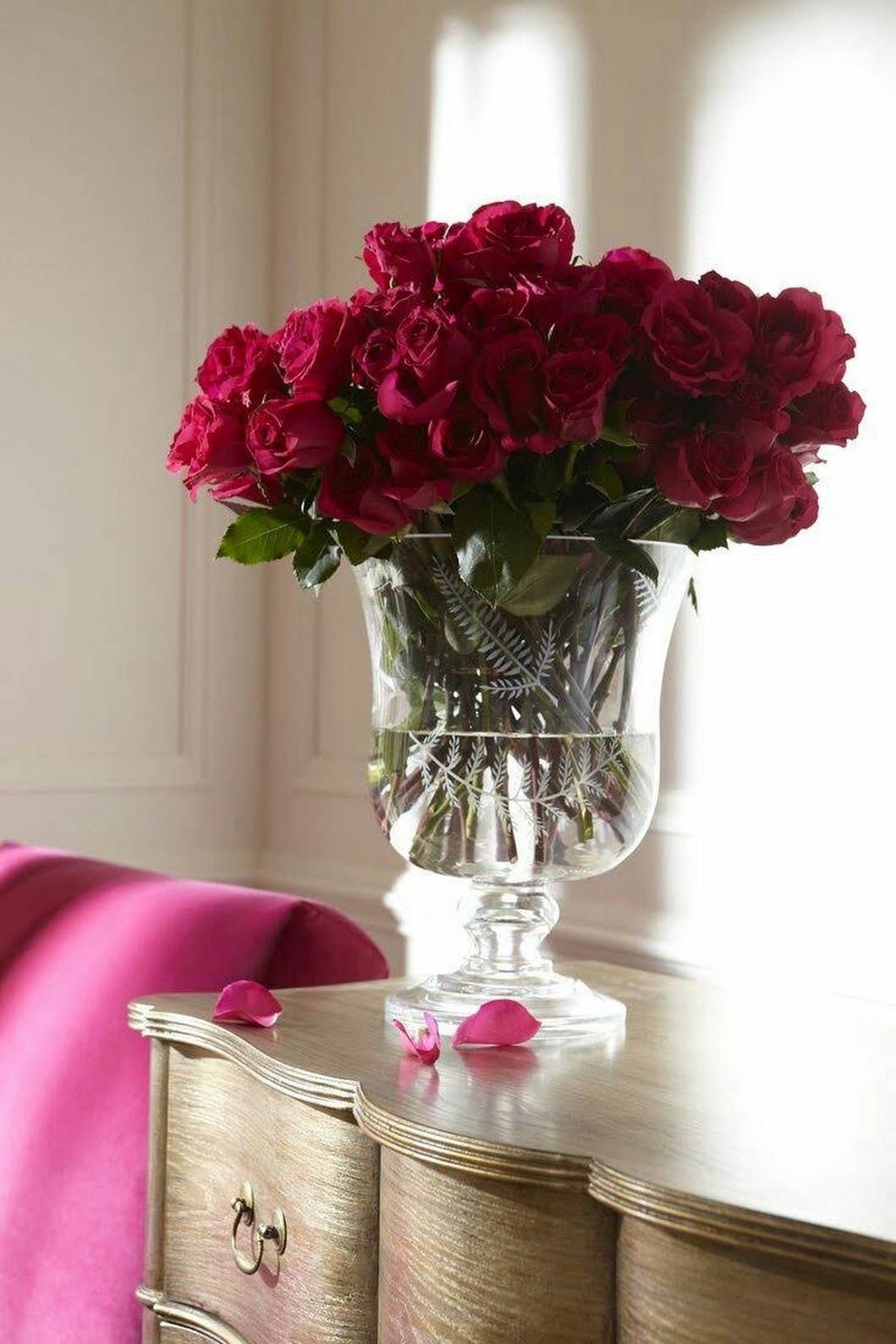 Букеты роз в вазе на столе. Цветы в вазе. Цветы в вазе на столе. Вазы с цветами в интерьере. Цветочки в вазе.