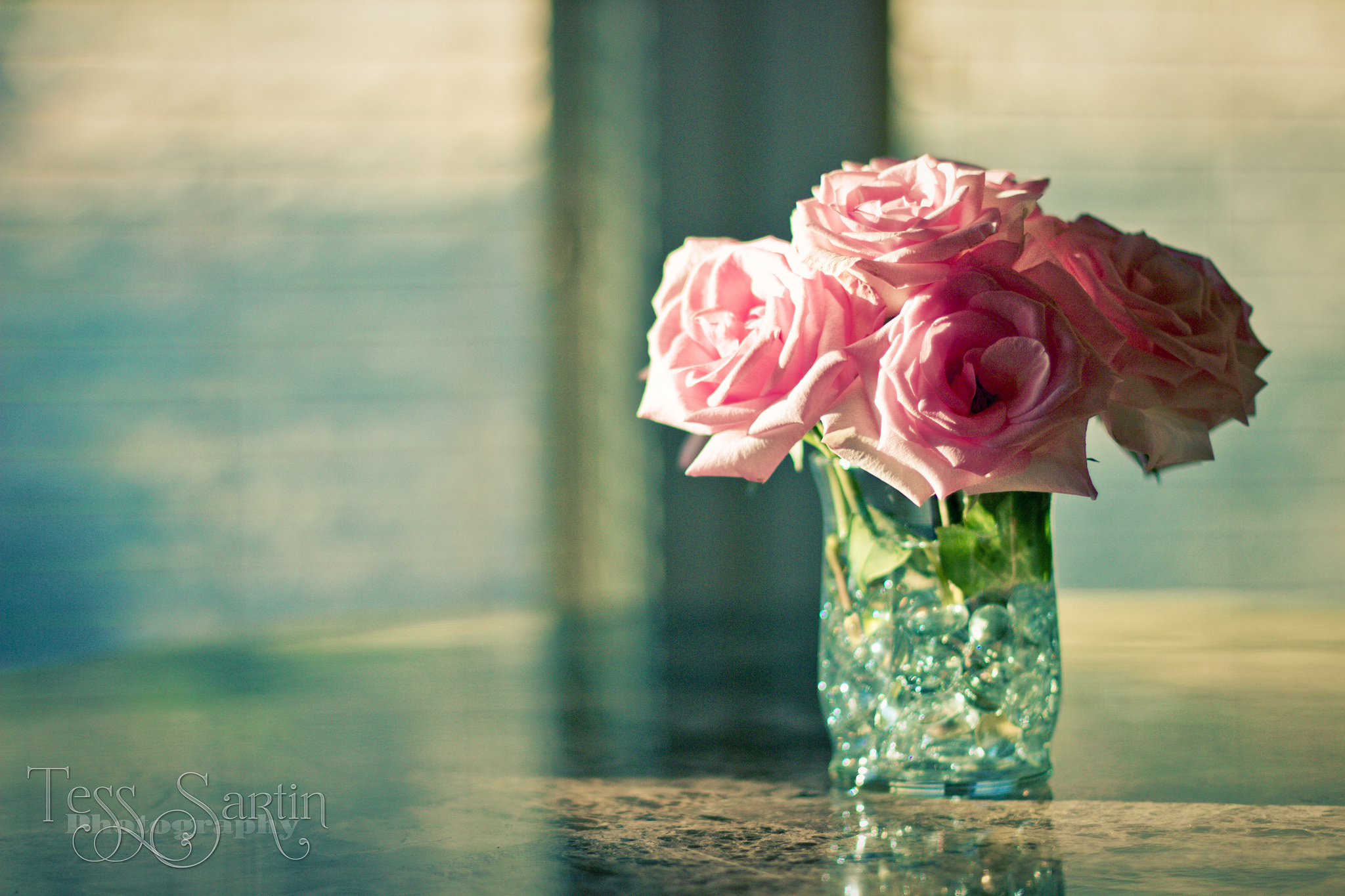 Ваза с розовыми розами на столе