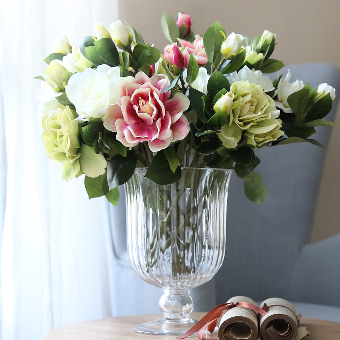 Розы и тюльпаны в одной вазе. Цветы в вазе. Букеты в вазах. Цветы в вазе на столе. Красивые цветы в вазах.