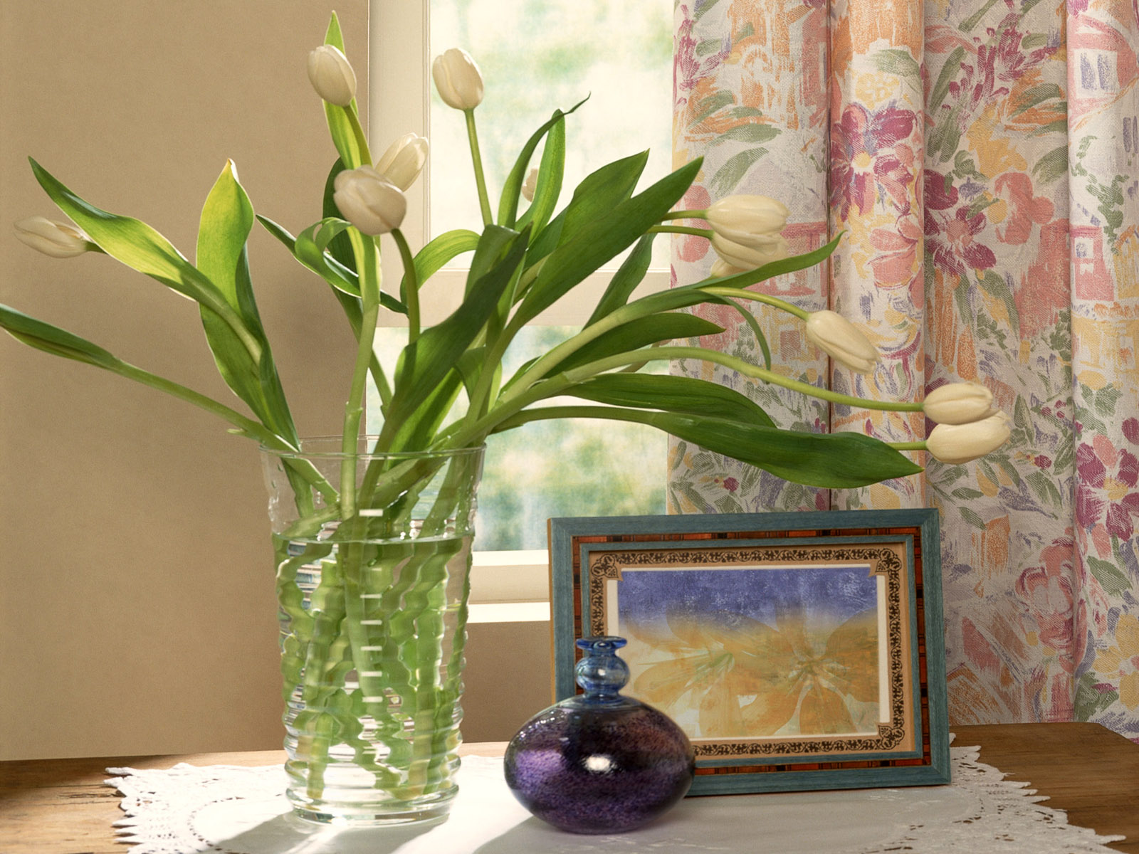 Как сохранить свежие тюльпаны в вазе. Тюльпаны в вазе. Букет тюльпанов в вазе. Тюльпаны в вазе в интерьере. Цветы в вазе в интерьере.