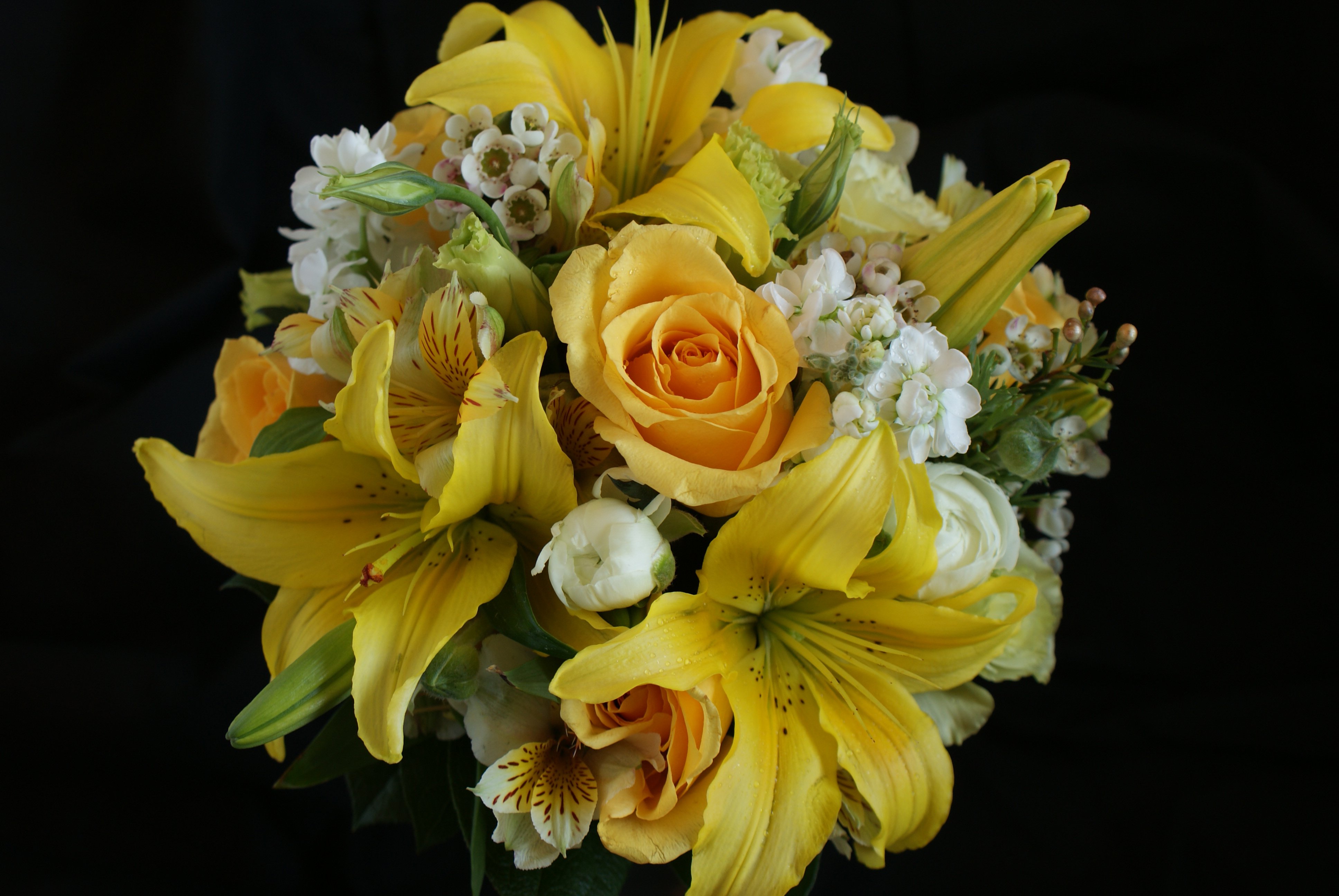 Букет желтая Лилия и цветы