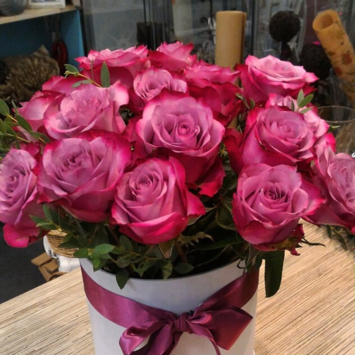 Букет роз на столе фото