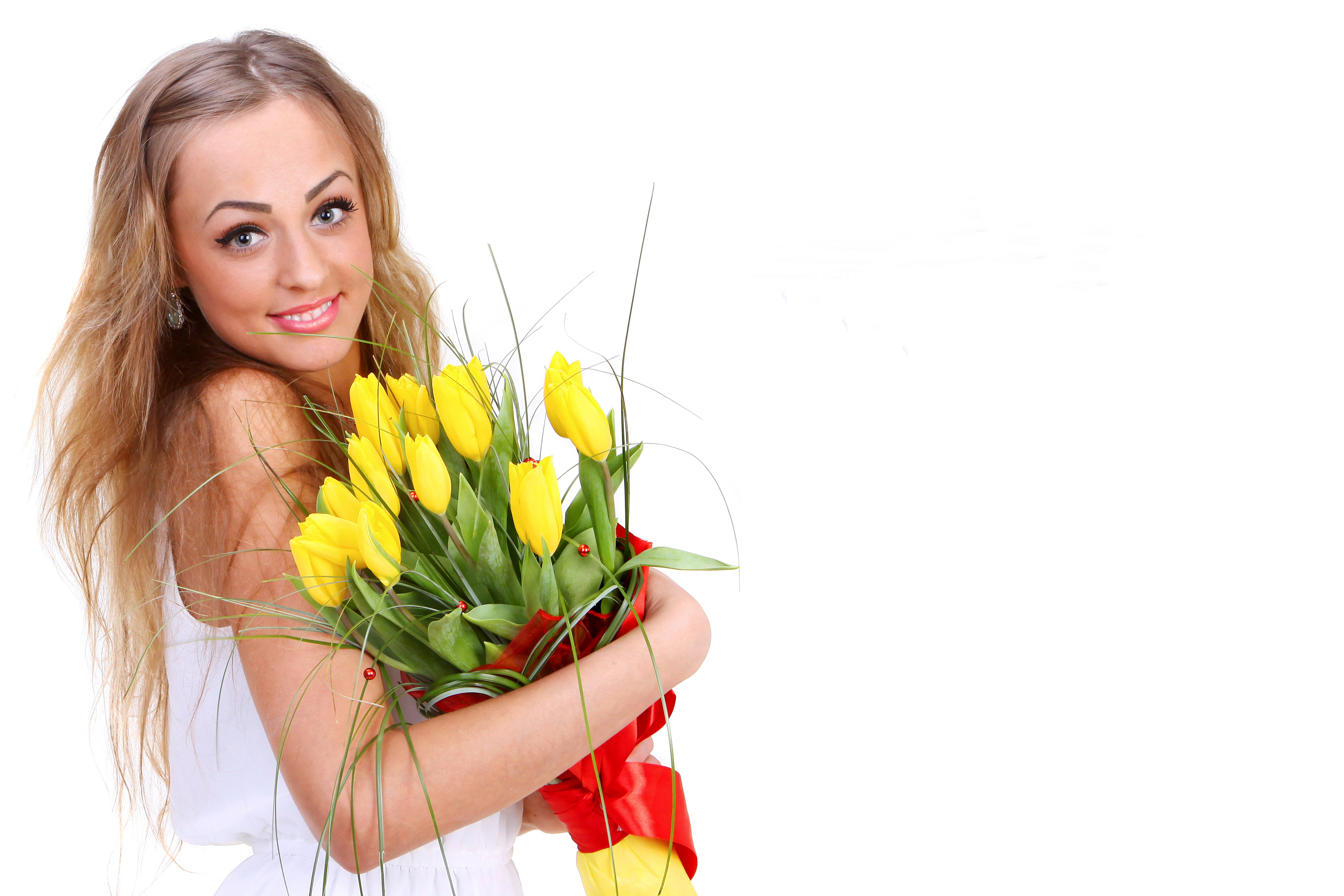 Красивое фото с тюльпанами девушки. Девушка с желтыми тюльпанами. Женщина с цветами. Букет "женщине". Счастливая девушка с цветами.