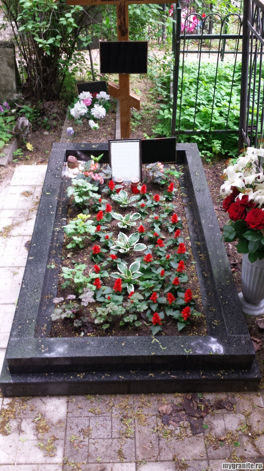 Оформление могилы искусственными цветами на кладбище фото